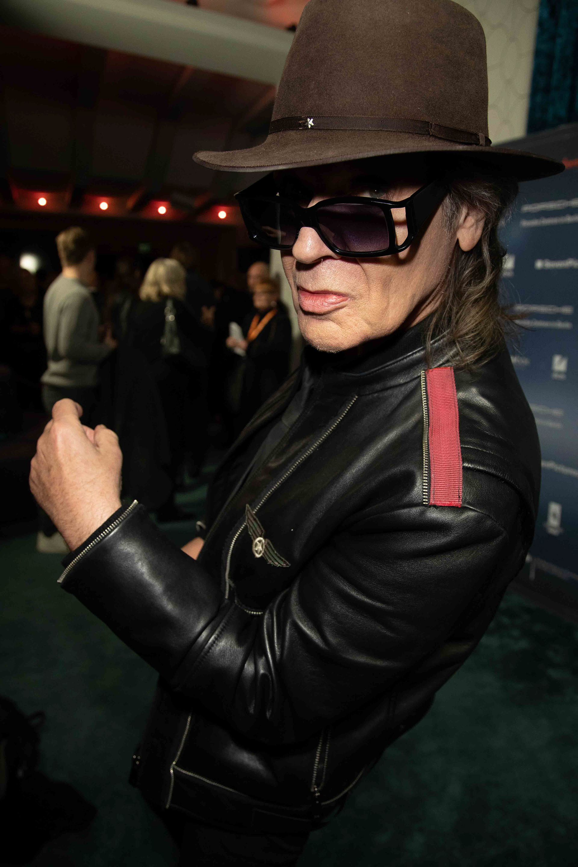 Udo Lindenberg mit Hut schaut über die SOnnenbrille in die Kamera