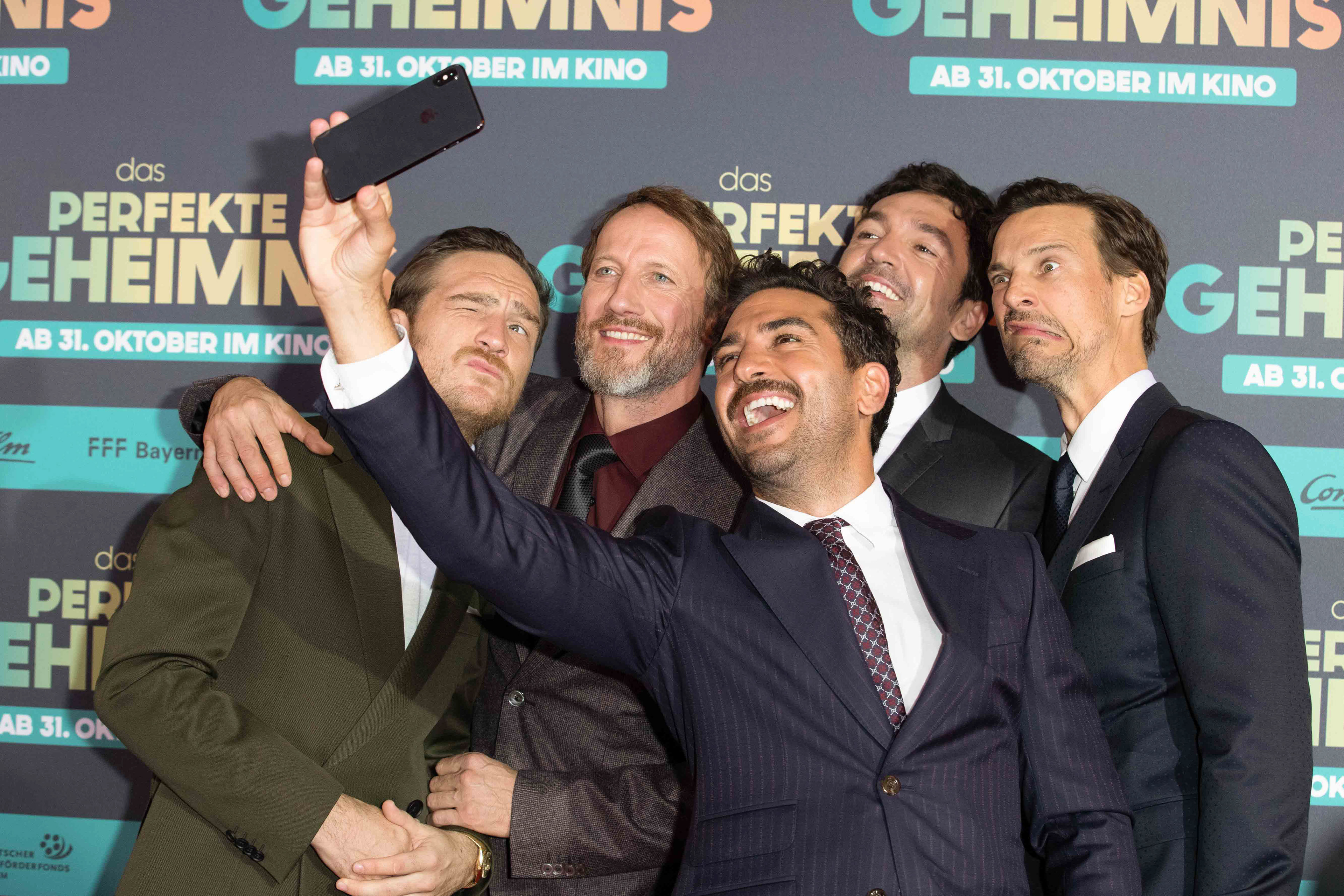 Elyas M'Barek macht ein Selfie mit (l-r) Frederick Lau, Wotan Wilke-Möhring, Bora Dagtekin, Florian David Fitz