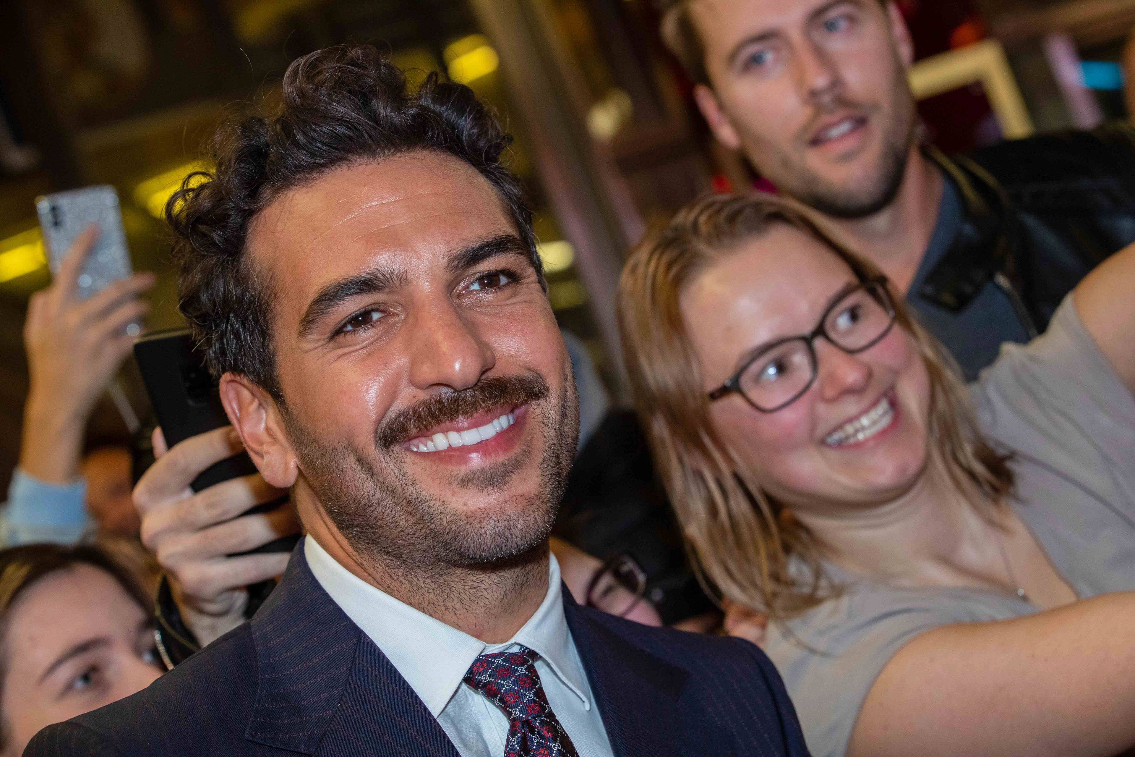 Elyas M'Barek beim Selfiemachen
