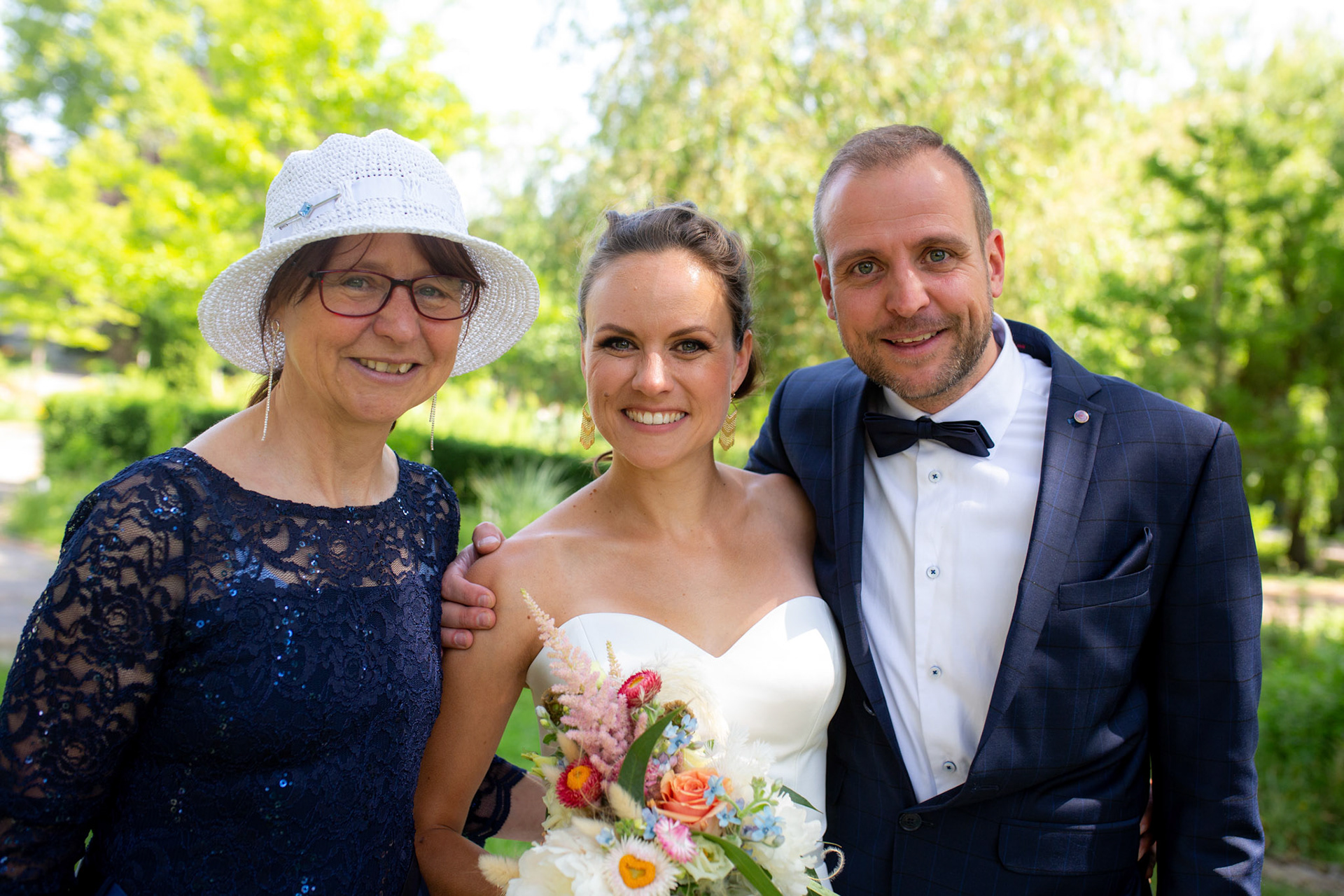 Braut mit Hochzeitsgästen.