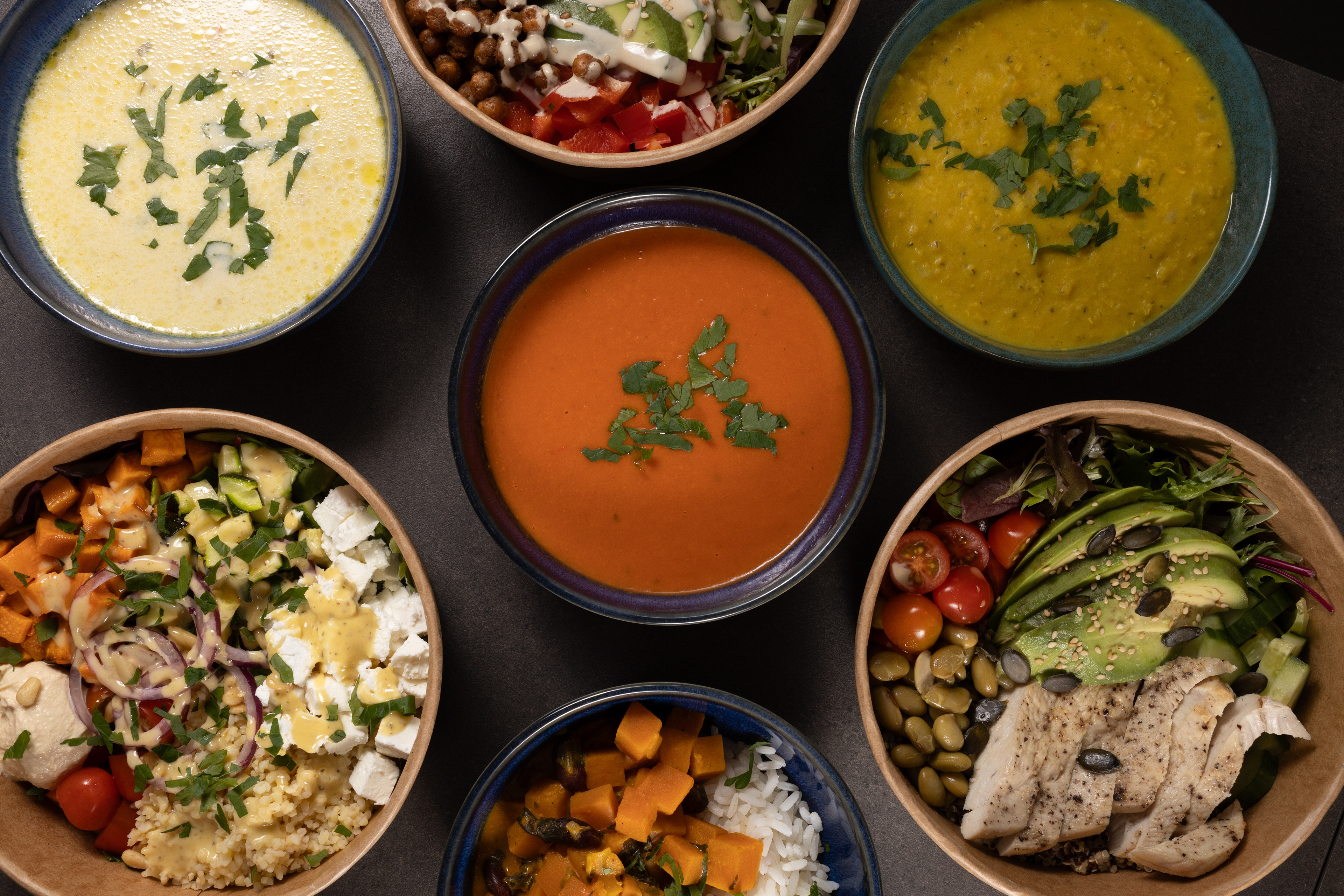 Leckere Suppen und Bowls, stilvoll fotografiert