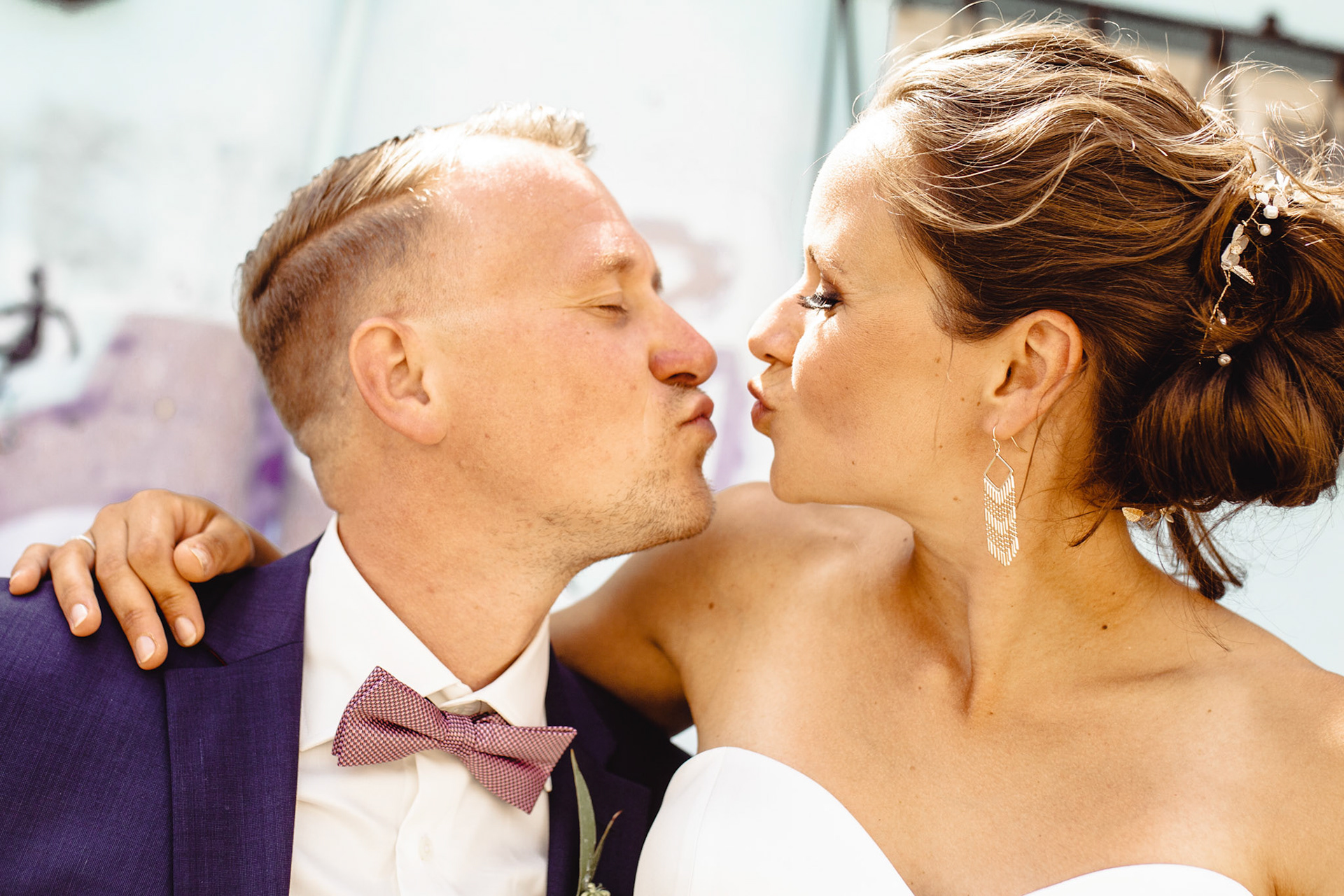Kuss bei der Hochzeit in Magdeburg.