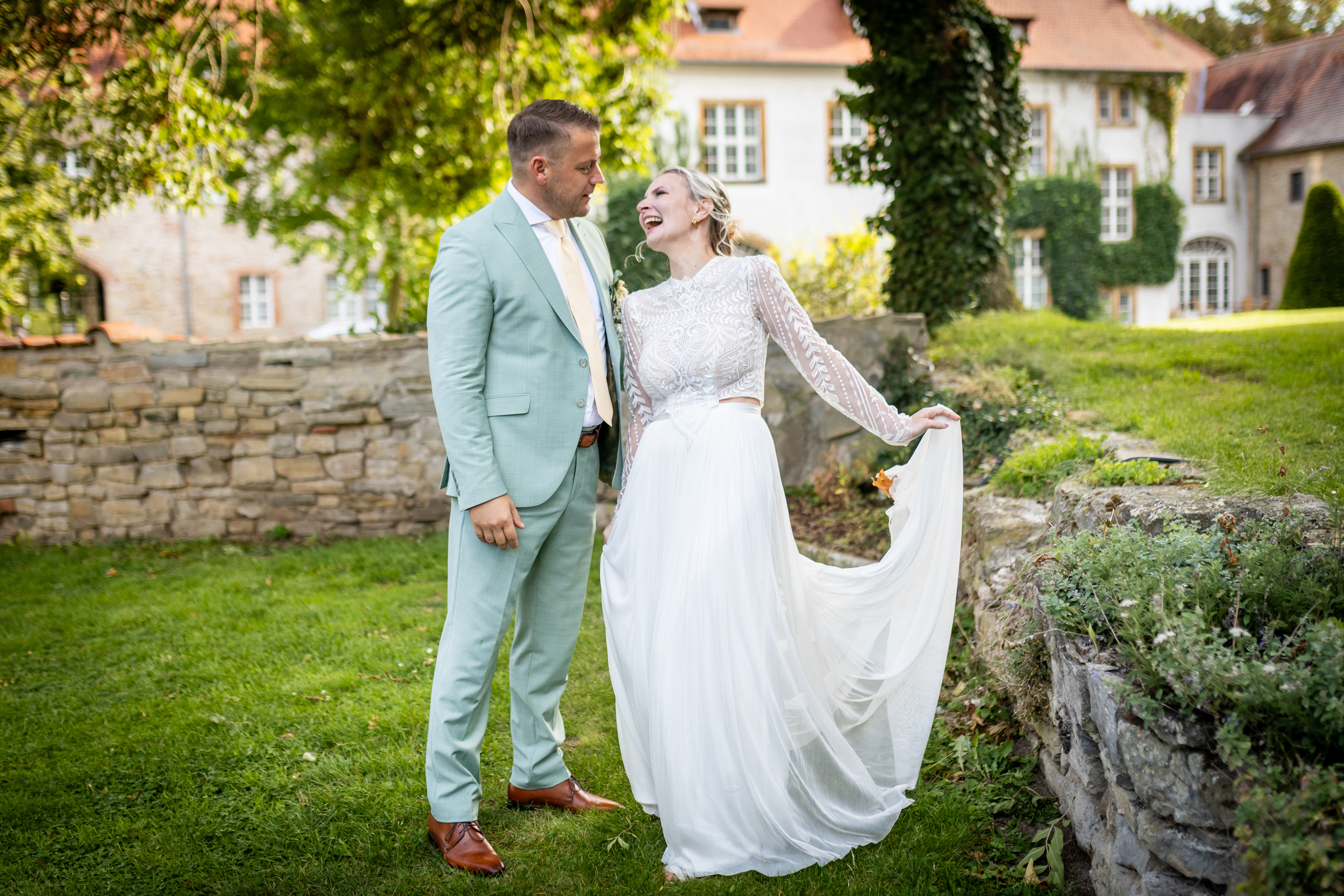 Lebendige Bilder voller Freude  - Paarshooting bei der Hochzeit in Wanzleben 