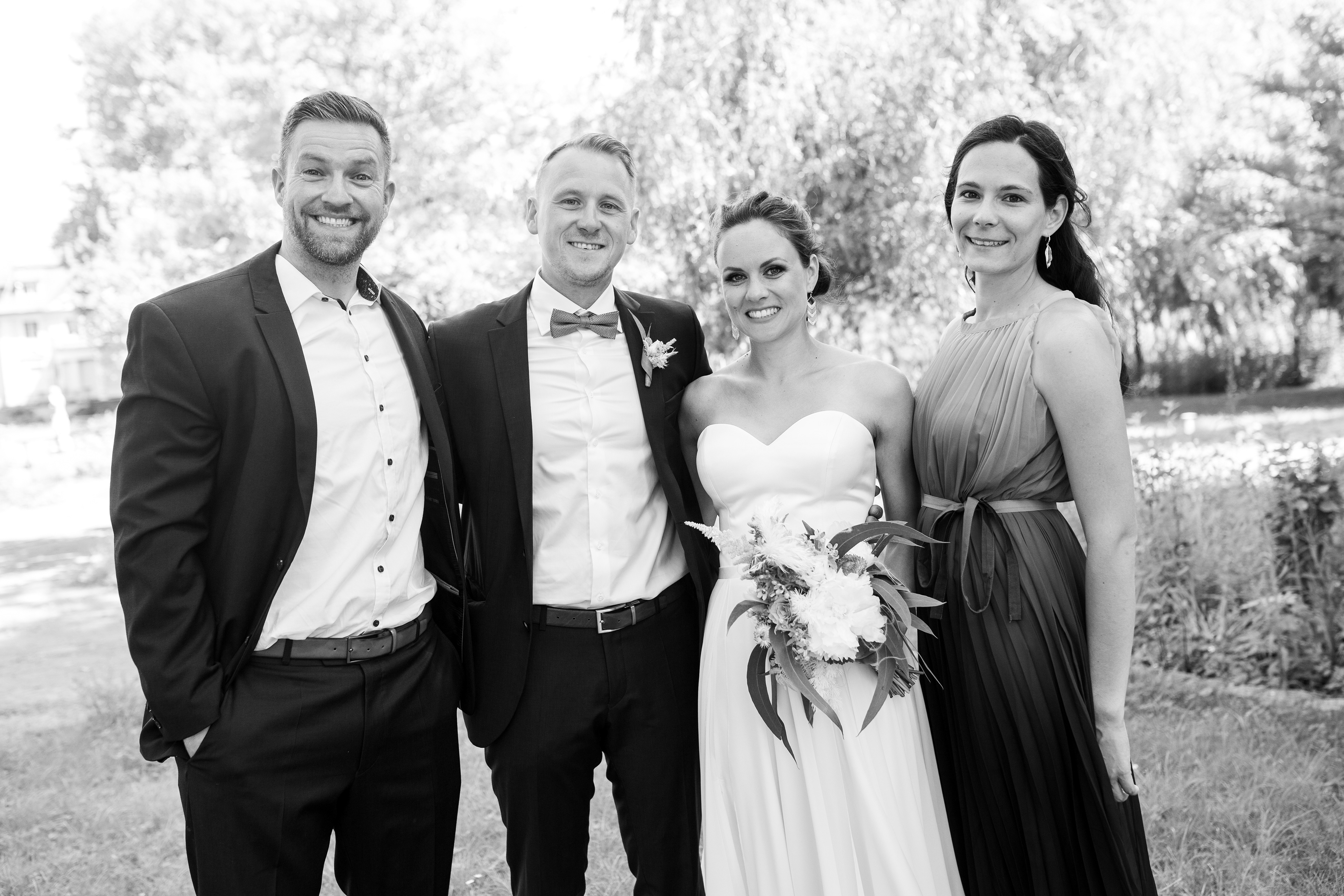 Gruppenbild bei der Hochzeit: Brautpaar mit Trauzeugen bei der Hochzeit in Bahrendorf bei Magdeburg. Schwarz-Weiß, Hochzeitsfotografie.