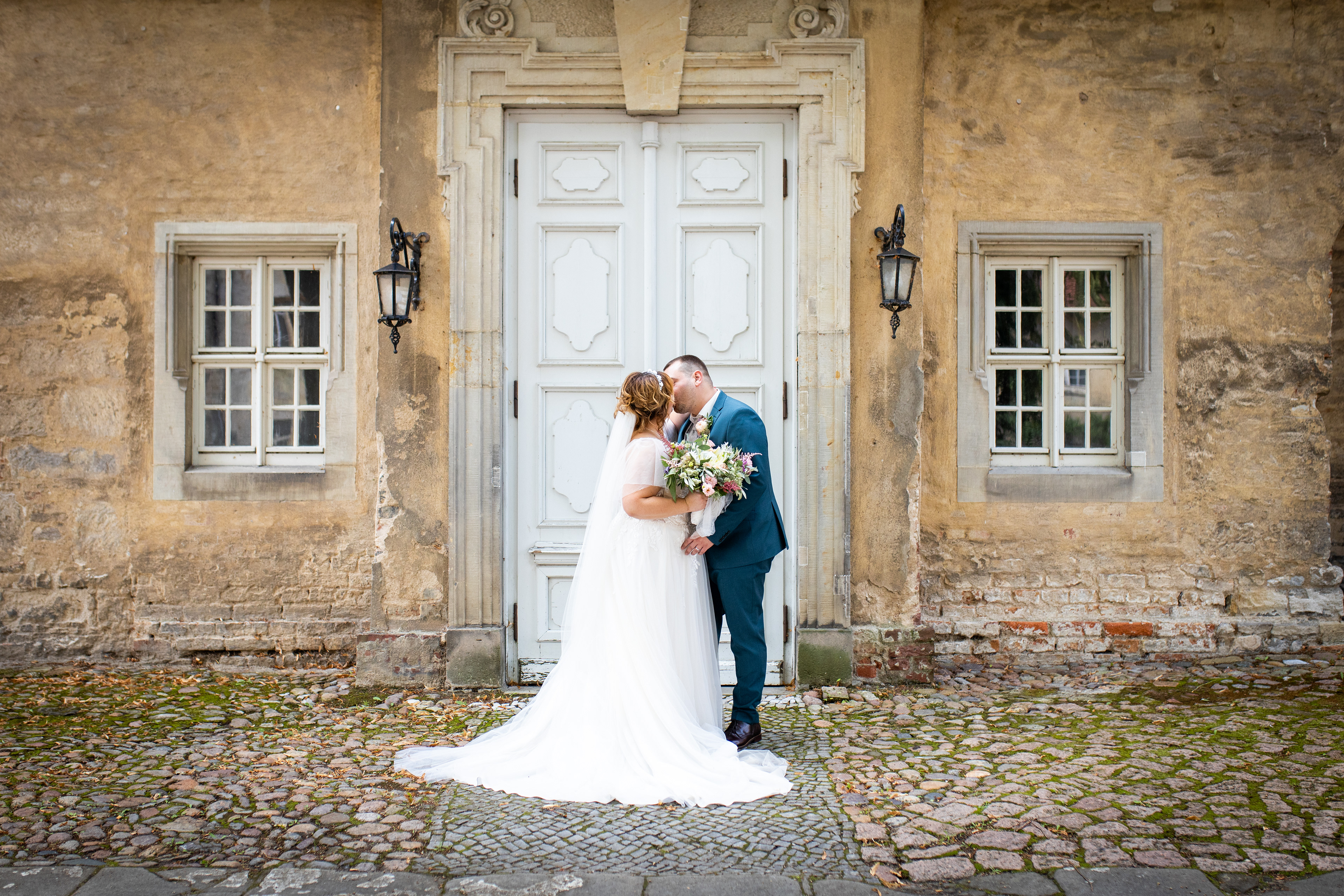 Kuss vor dem Schloss in Köthen