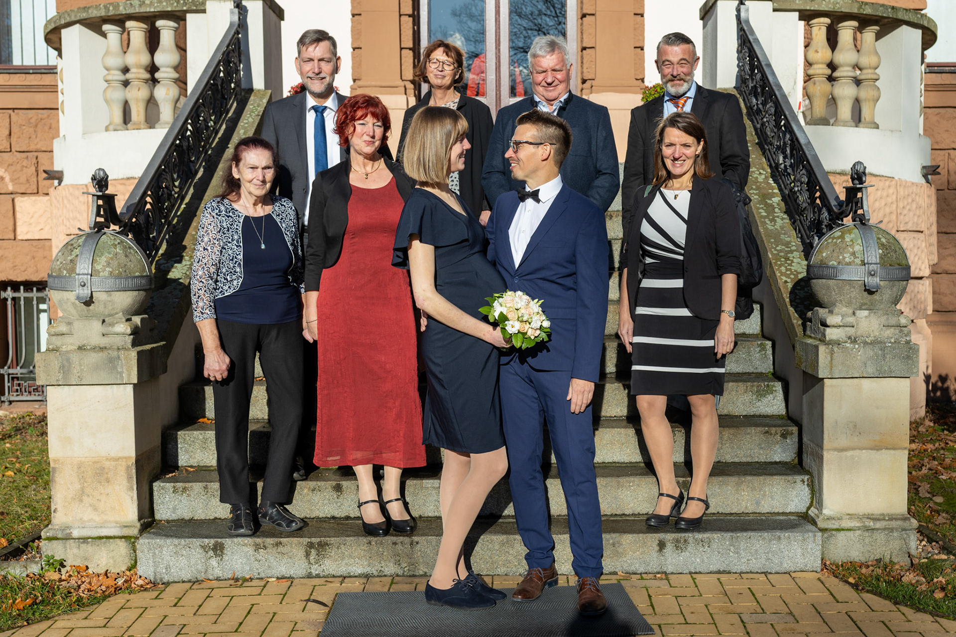 Hochzeitsfotografie Magdeburg: Gruppenbild auf der Treppe des Standesamts Magdeburg.