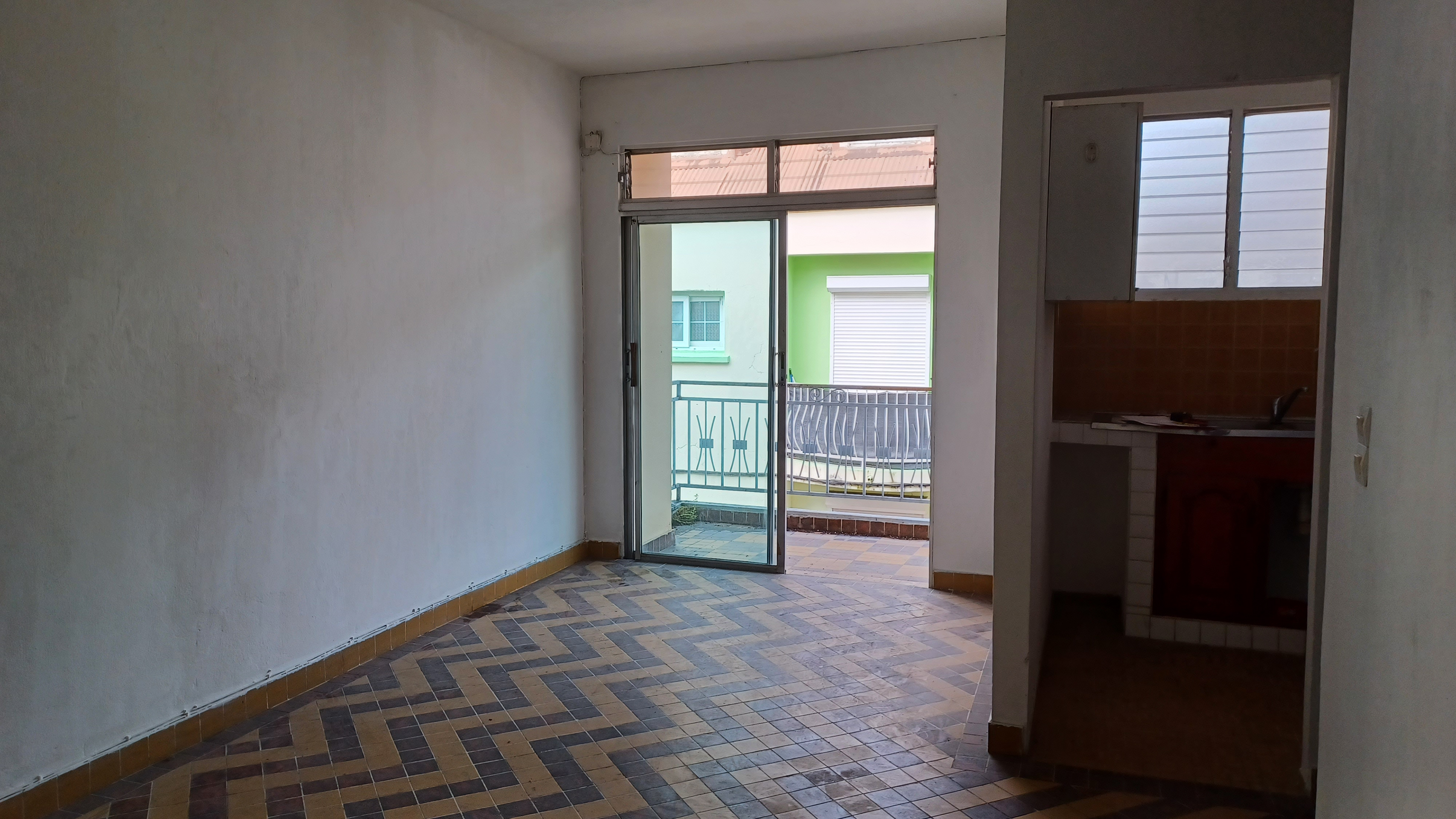 Vue vers le séjour et la minuscule cuisine de moins de 3 m² à droite