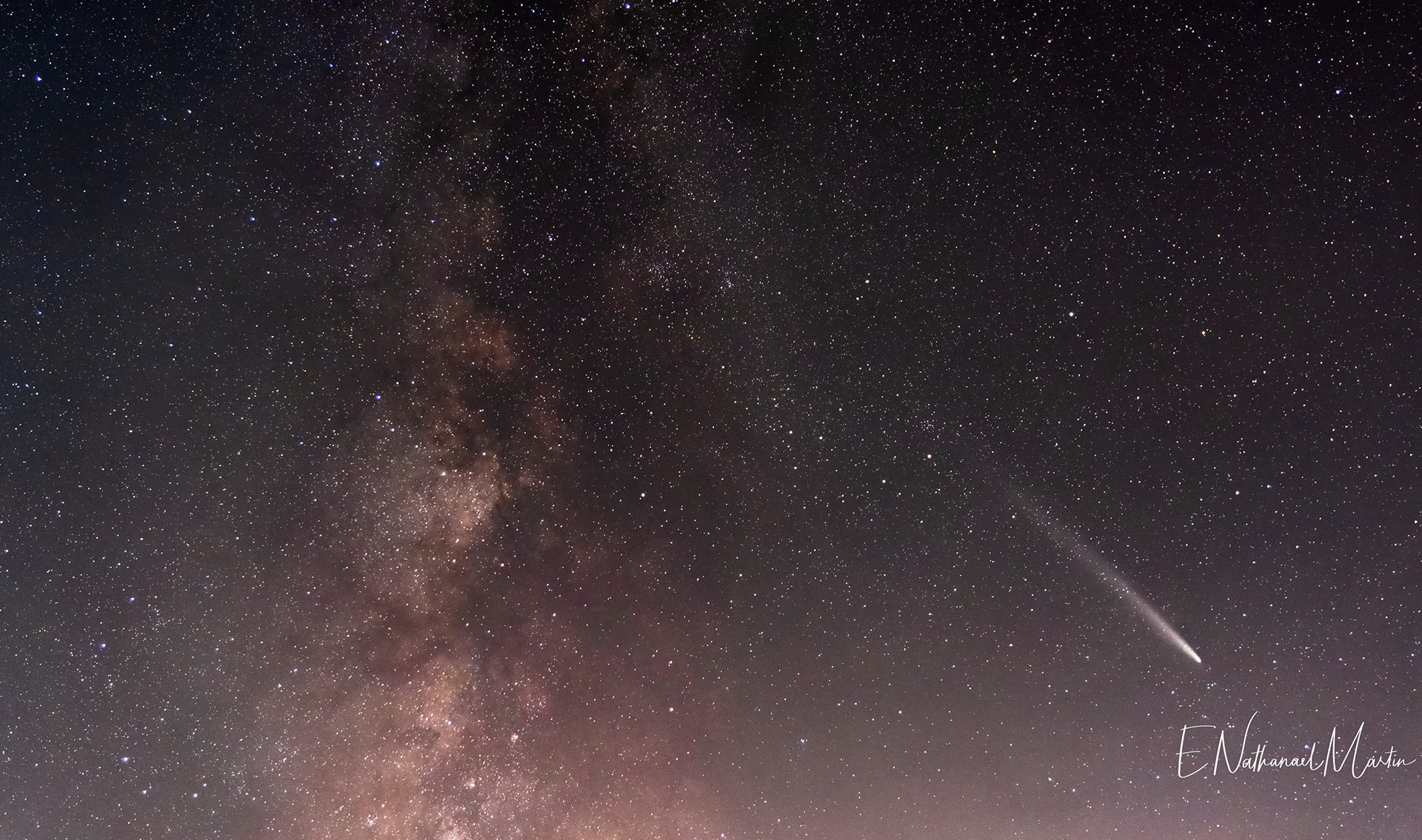 Wide field view of the comet with the Milky Way