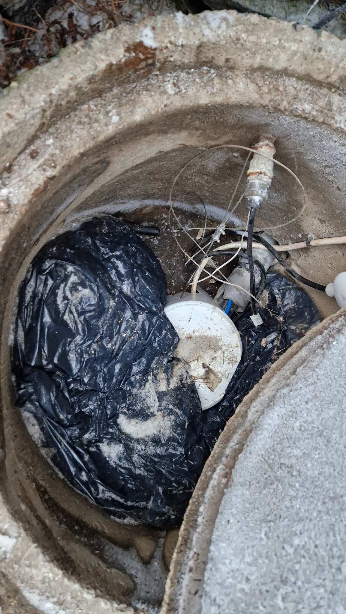 Svarta plastsäckar med frigolitsmulor för isolering