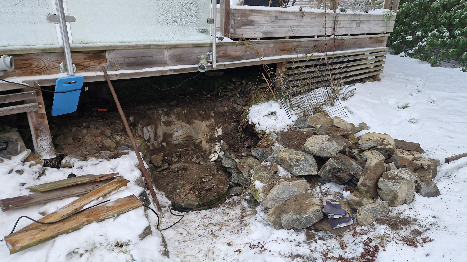 Bortplockad sten från utsidan av brunnen