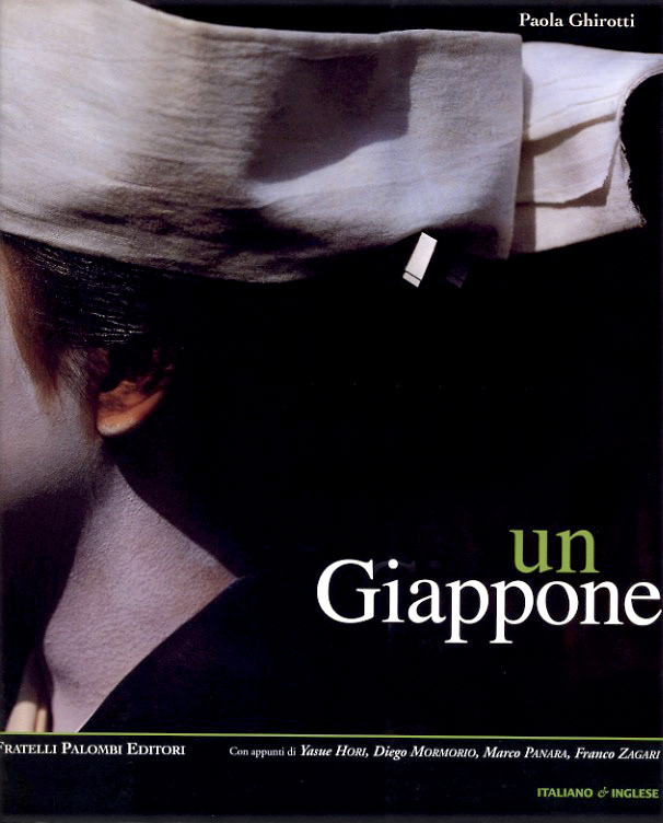 Copertina libro un Giappone testo e foto di Paola Ghirotti, interventi di Yasue Hori, Diego Mormorio, Marco Panara, Franco Zagari, anno di pubblicazione 1995 testi in inglese ed italiano