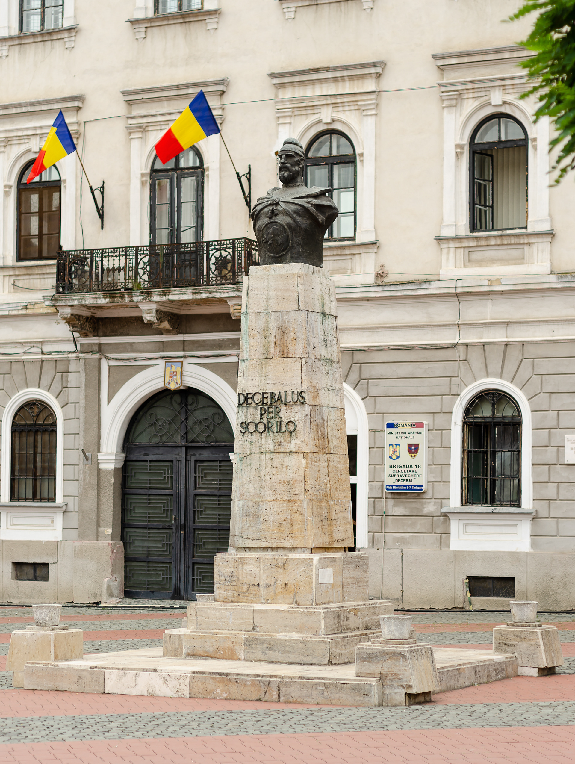 Decebalus-Statue vor der Kommandatur, Piața Libertății