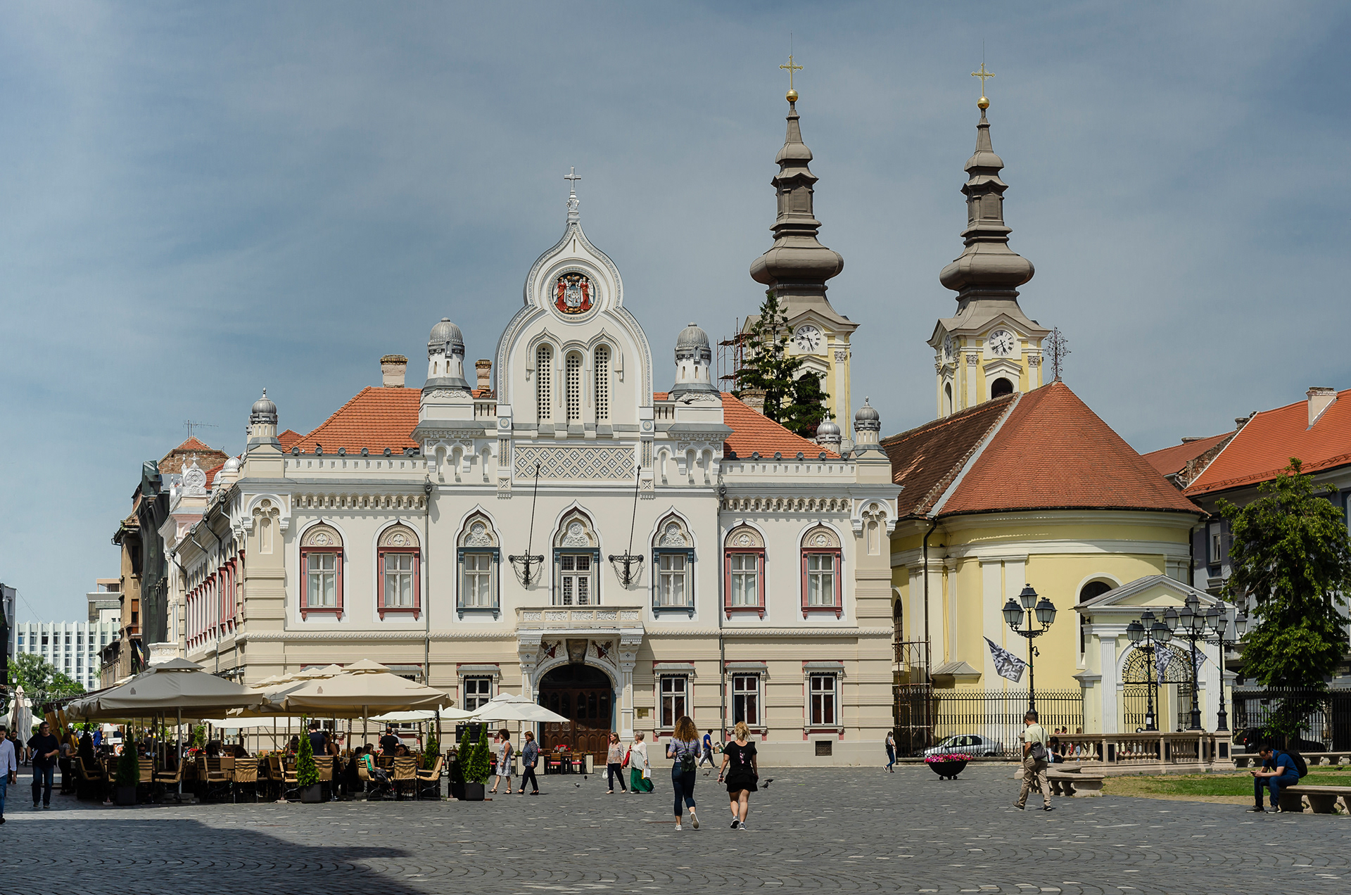 Serbisch-orthodoxe Christi-Himmelfahrts-Kathedrale (rechts) und das serbisch-orthodoxe Vikariat (links), Piața Unirii
