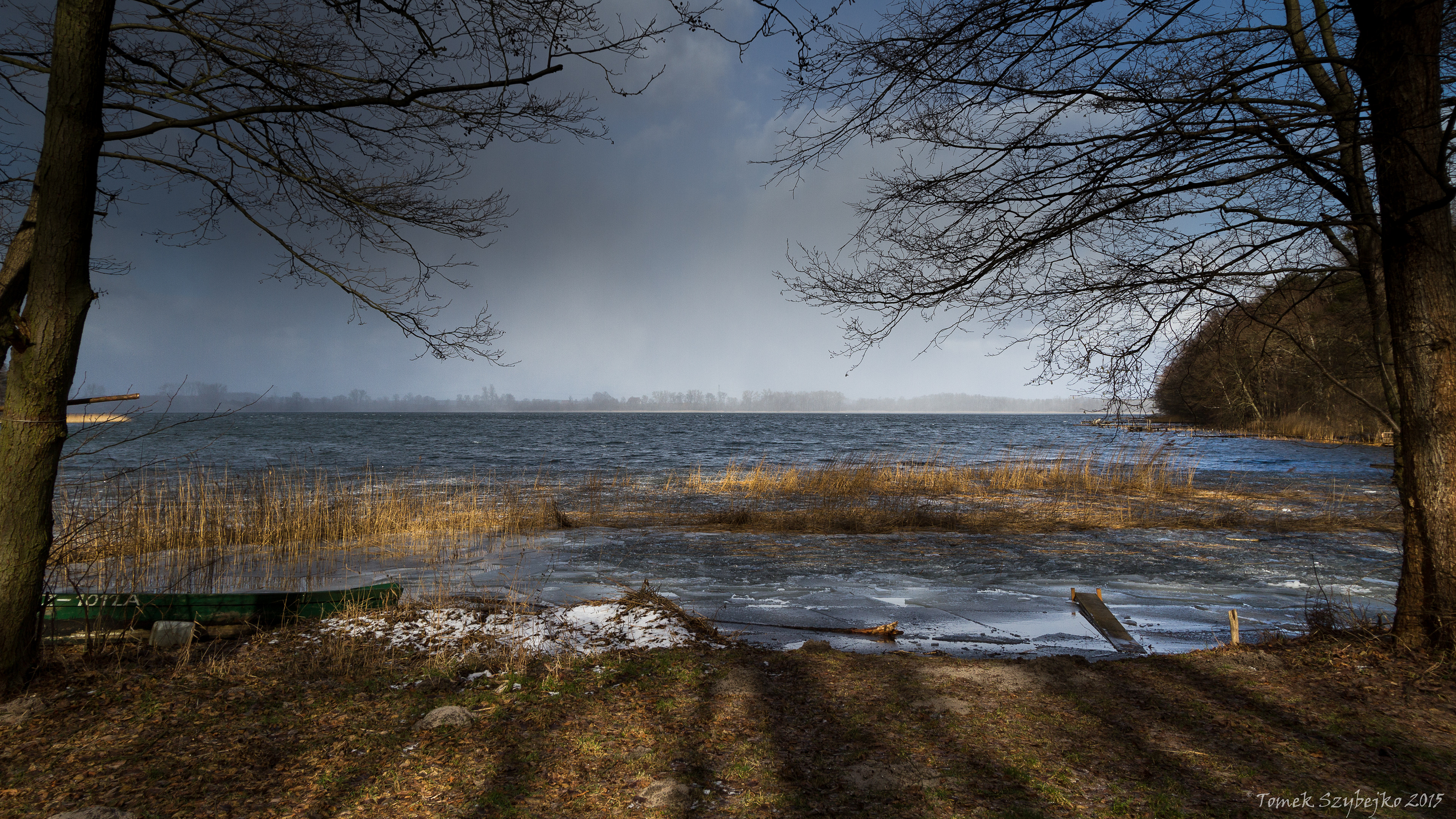 a w oddali pada śnieg