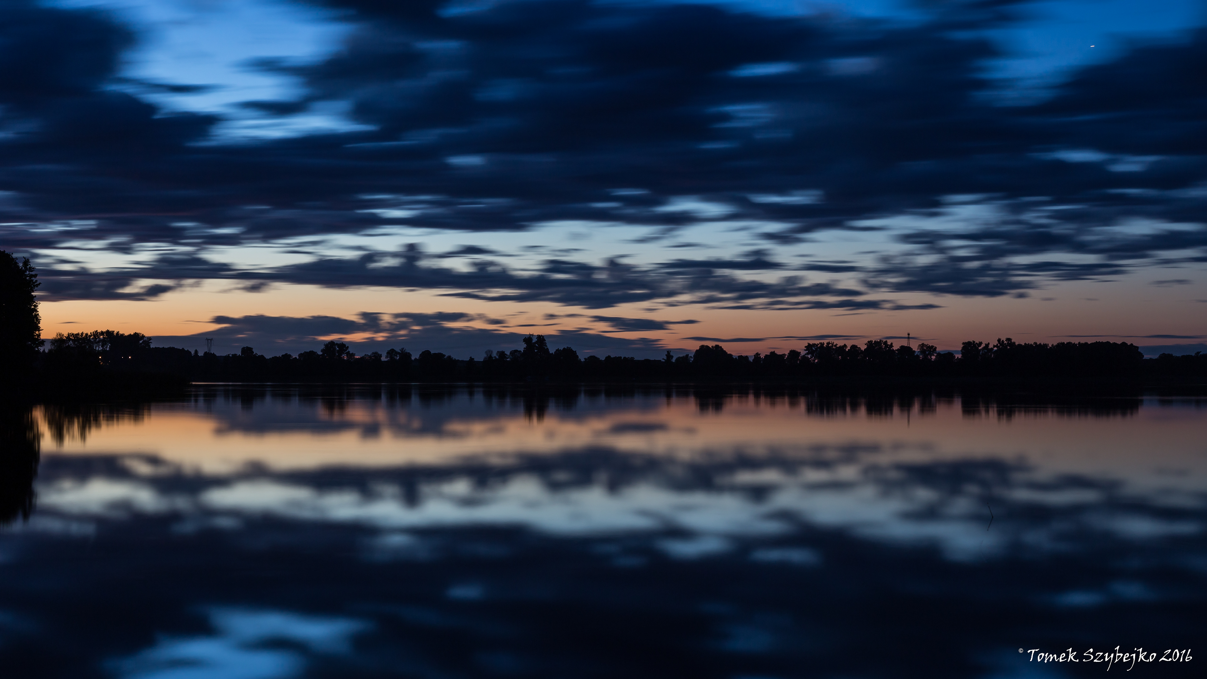 widok na jezioro o zmroku