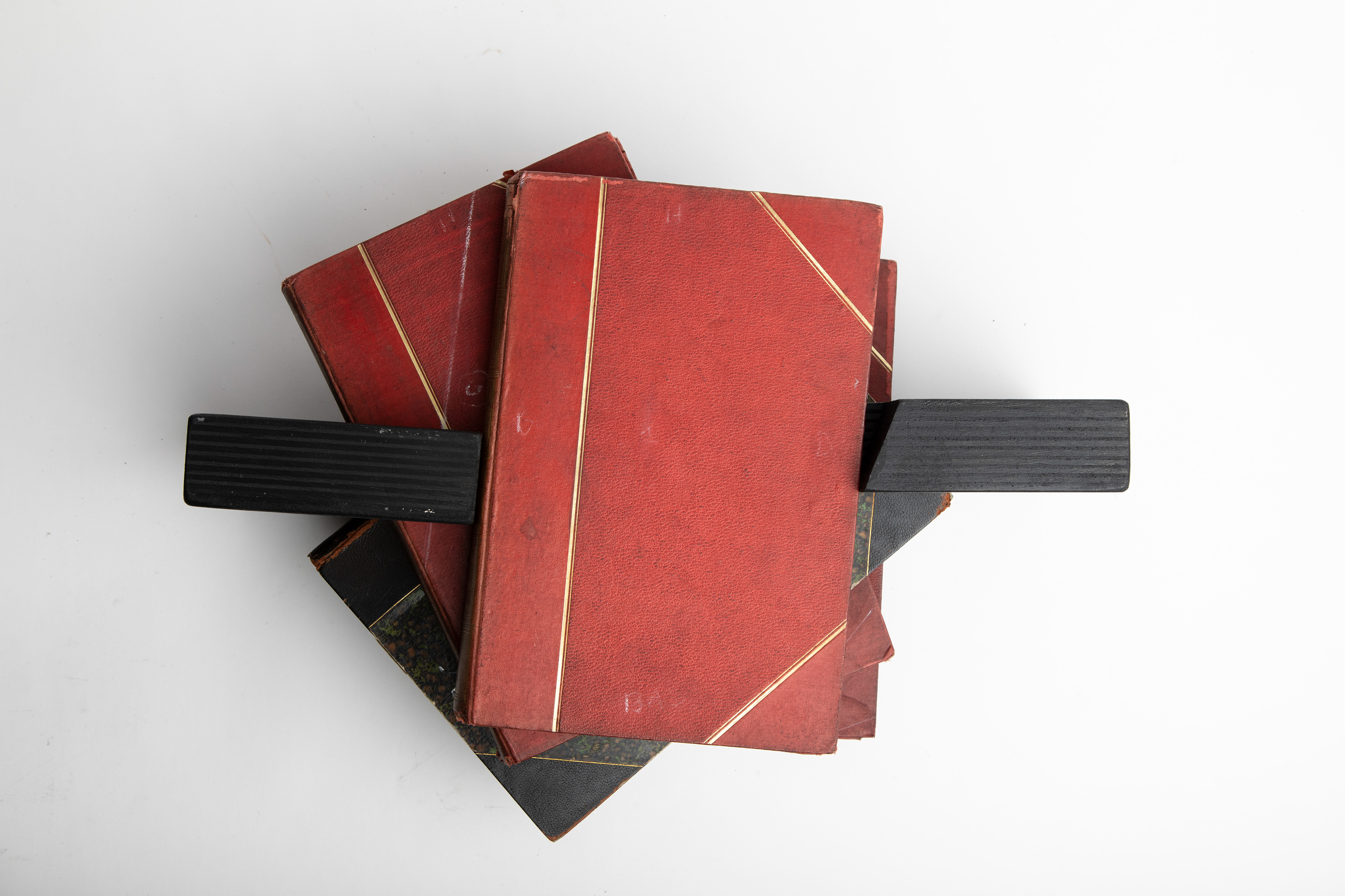 Les serre-livres sont destinés à maintenir la pile de livre dans cette position précise