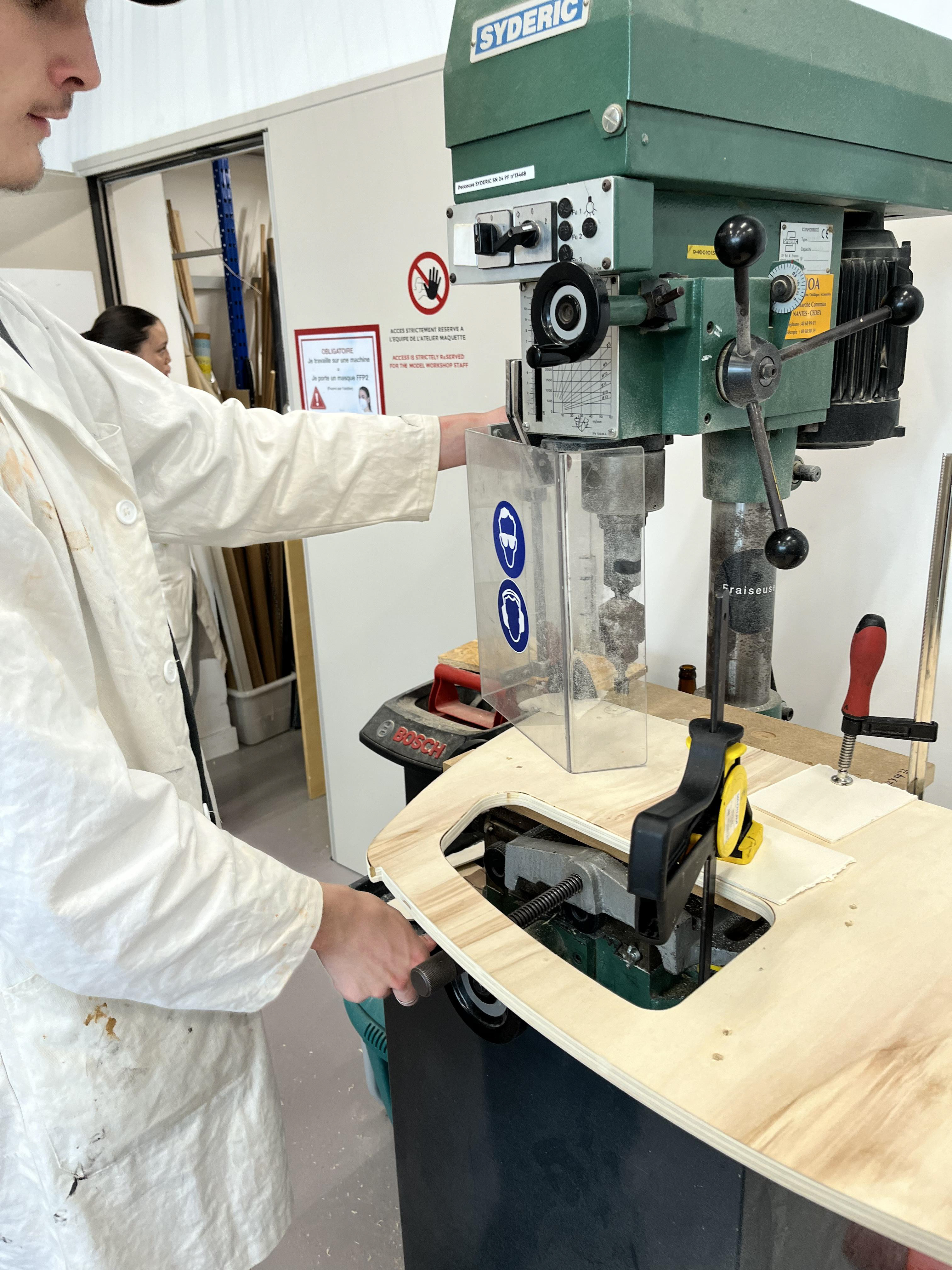 Découpe des trous pour les vis