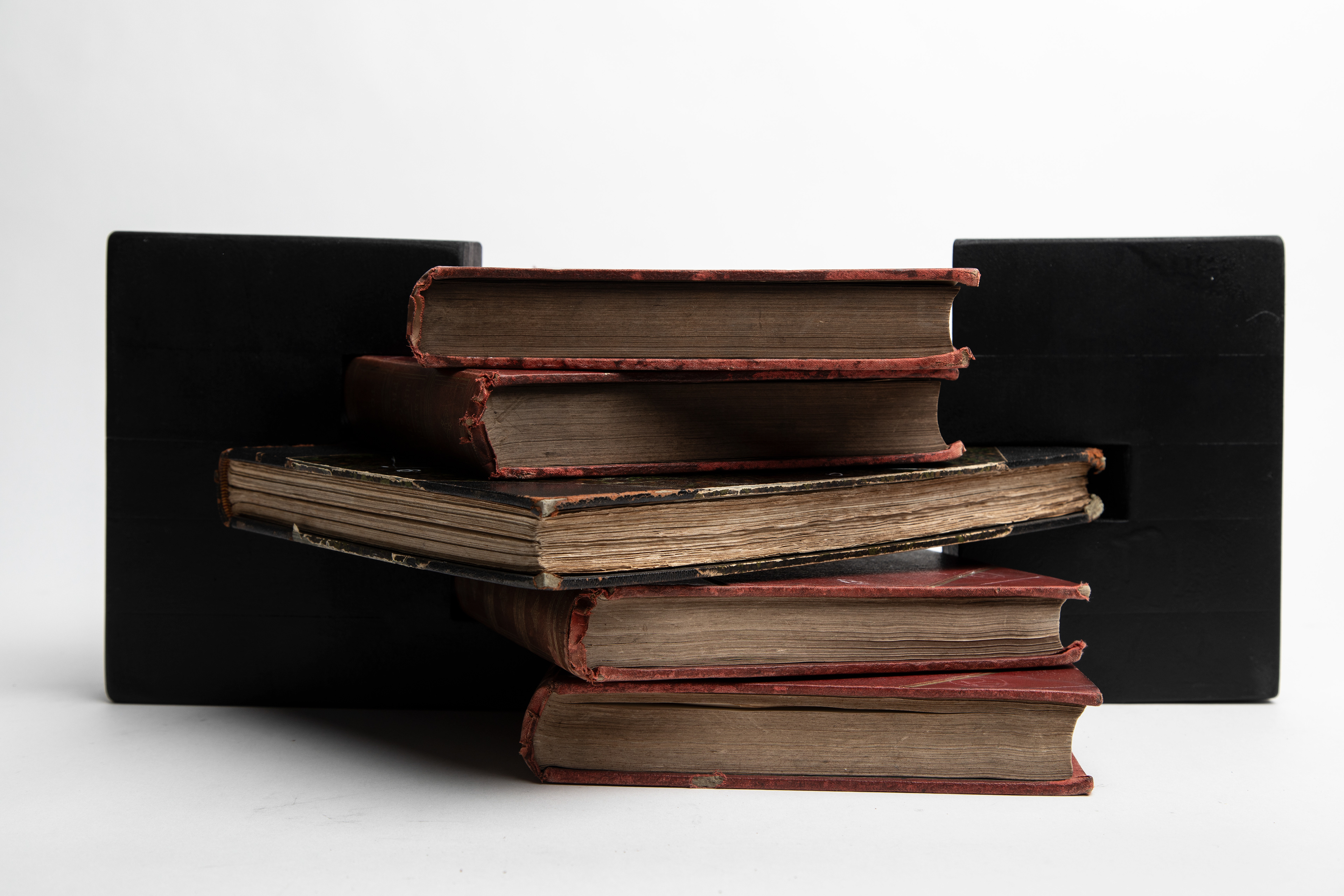 Les serre-livres ont été peint en noir pour ne pas prendre le dessus sur les livres