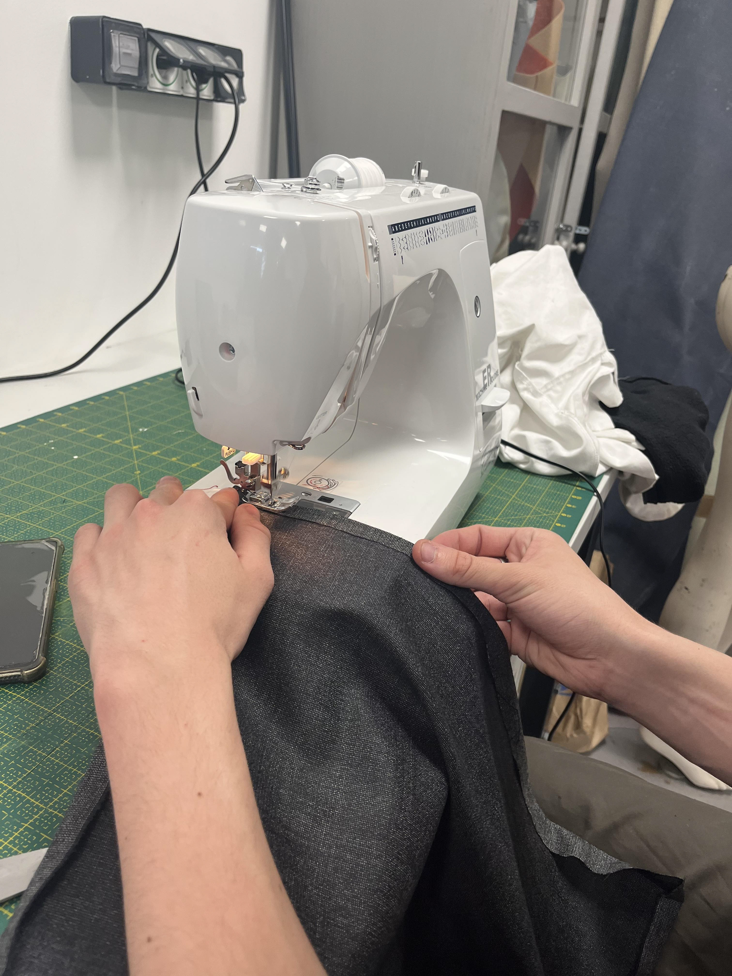 Réalisation du tissu sous les banquettes à l'aide d'une machine à coudre