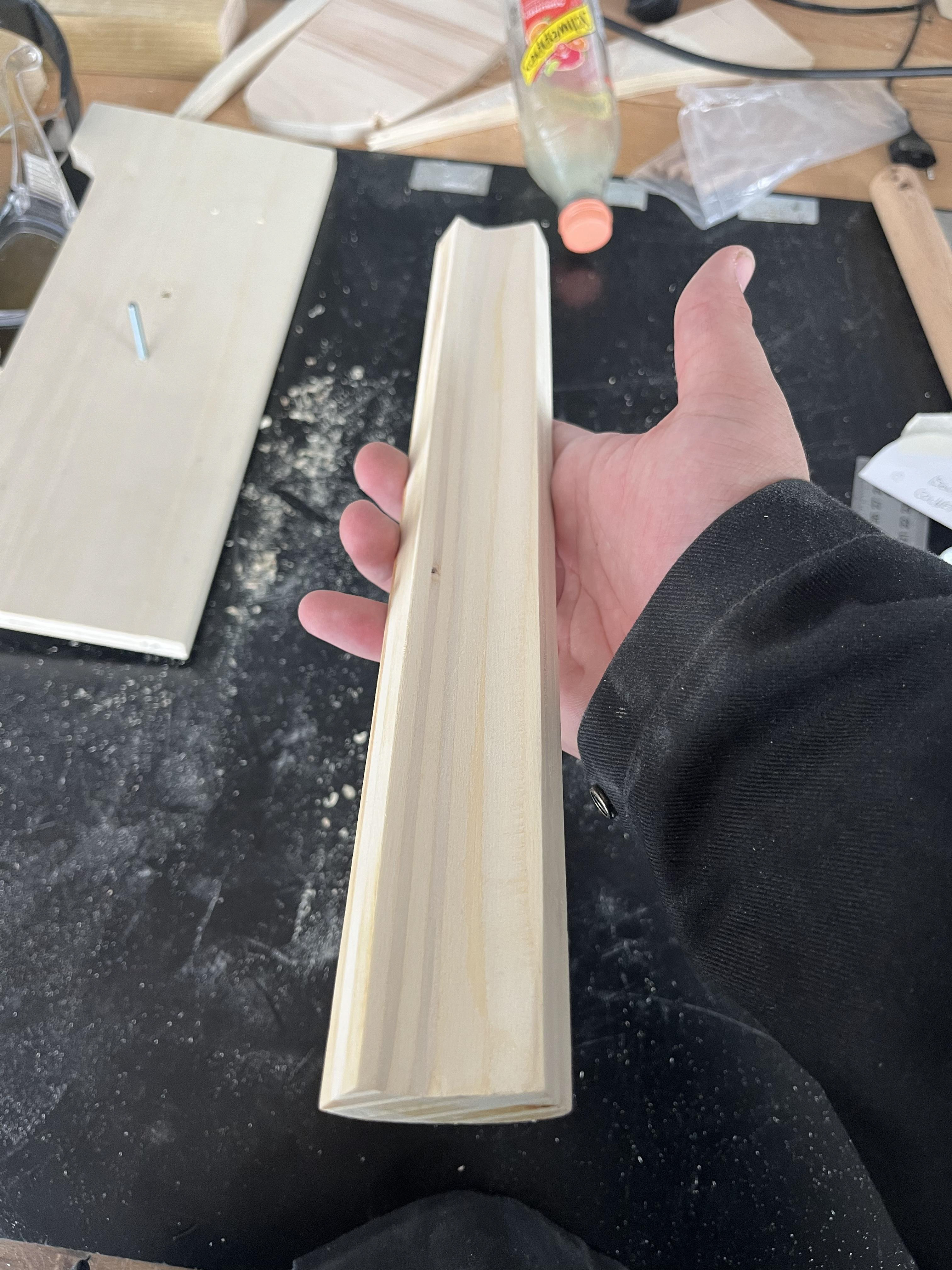 Réalisation du bout de planche arrondi de notre forme. N'aillant pas pu cintrer la planche à cause de son épaisseur, nous avons préféré réaliser l'arrondi à partir d'un tasseau.