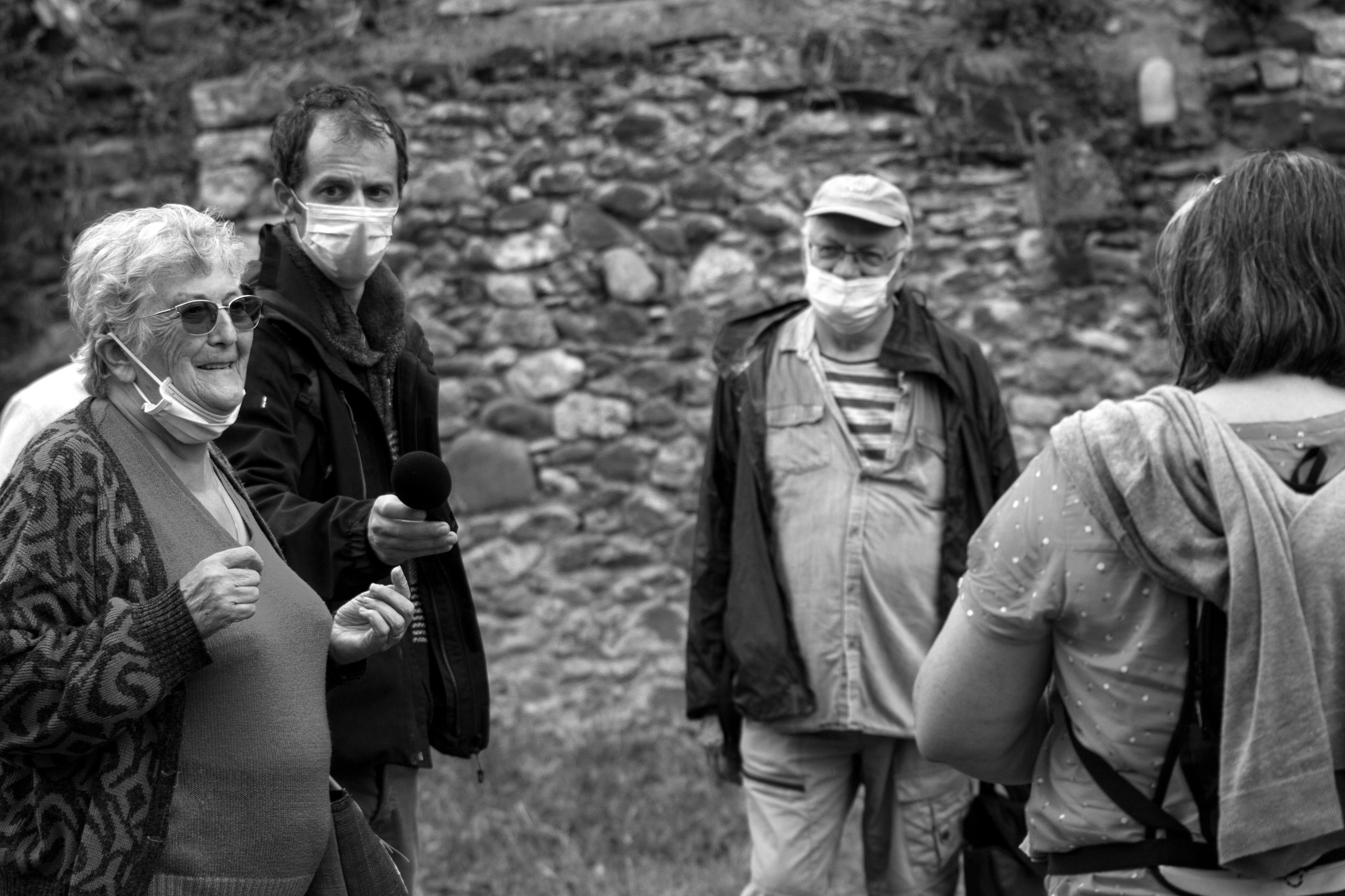 Une habitante racontant l'histoire des jardins de Cabrières