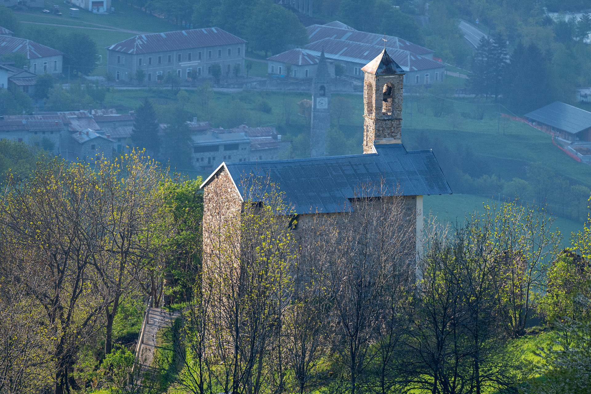 Moriglione di fondo, fotografia della Chiesa con sfondo su campanile di Sambuco