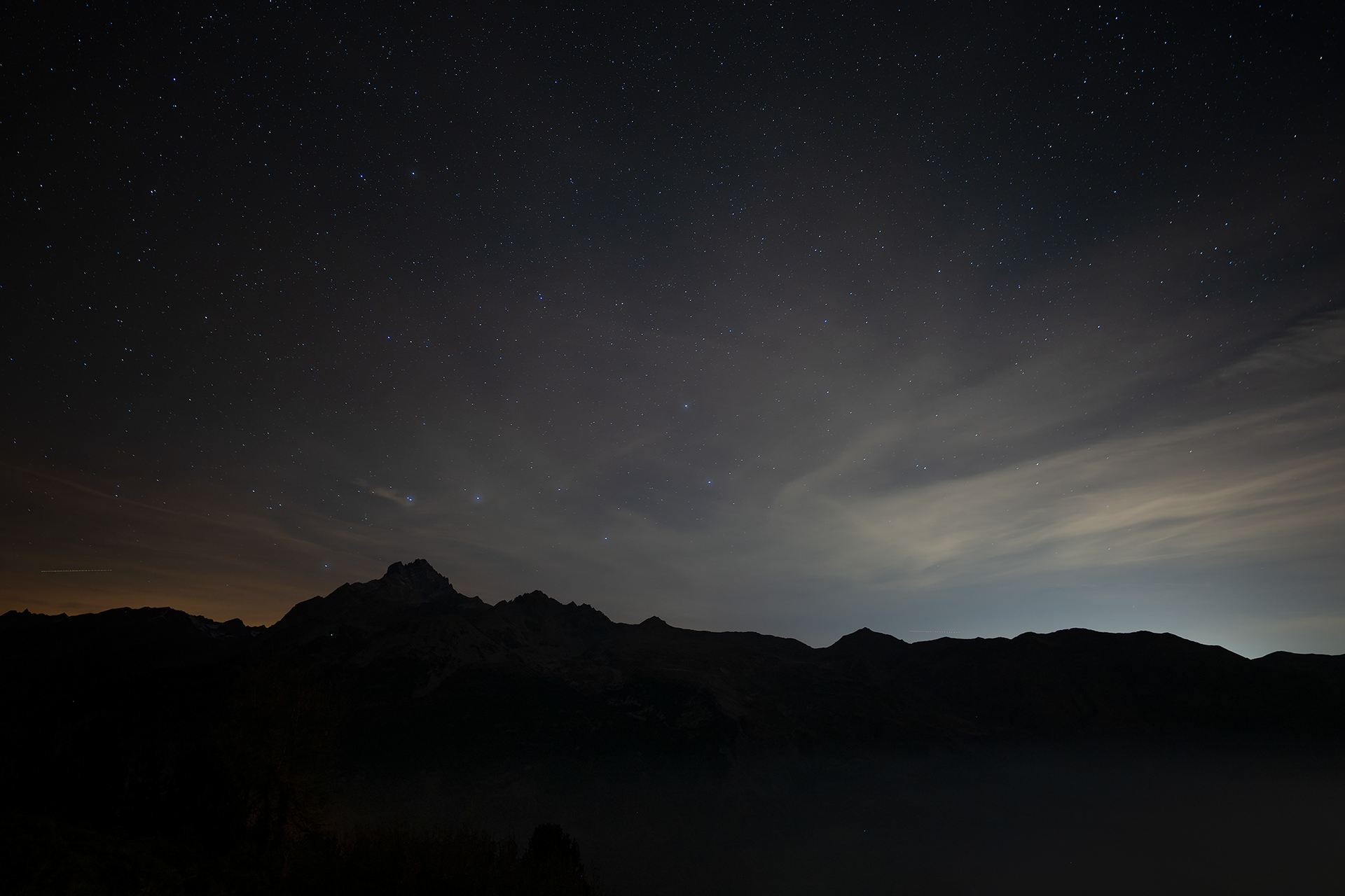 ..una notte alla ricerca della "sar" prevista non manifestatasi tra le stelle ed il Monviso con l'immancabile inquinamento luminoso preponderante..