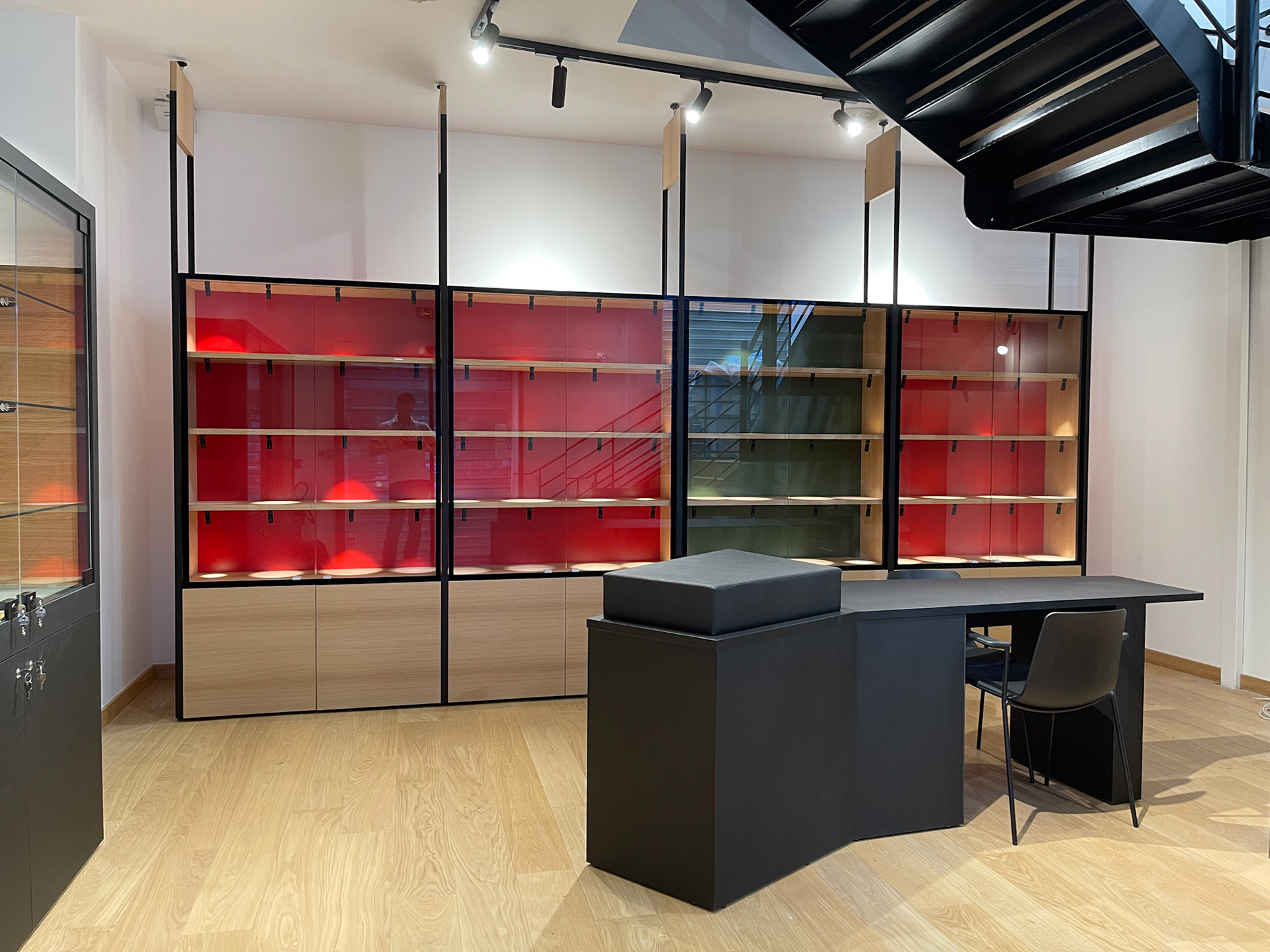 VITRINES MADE IN GERMANY ET BANQUE MADE IN FRANCE