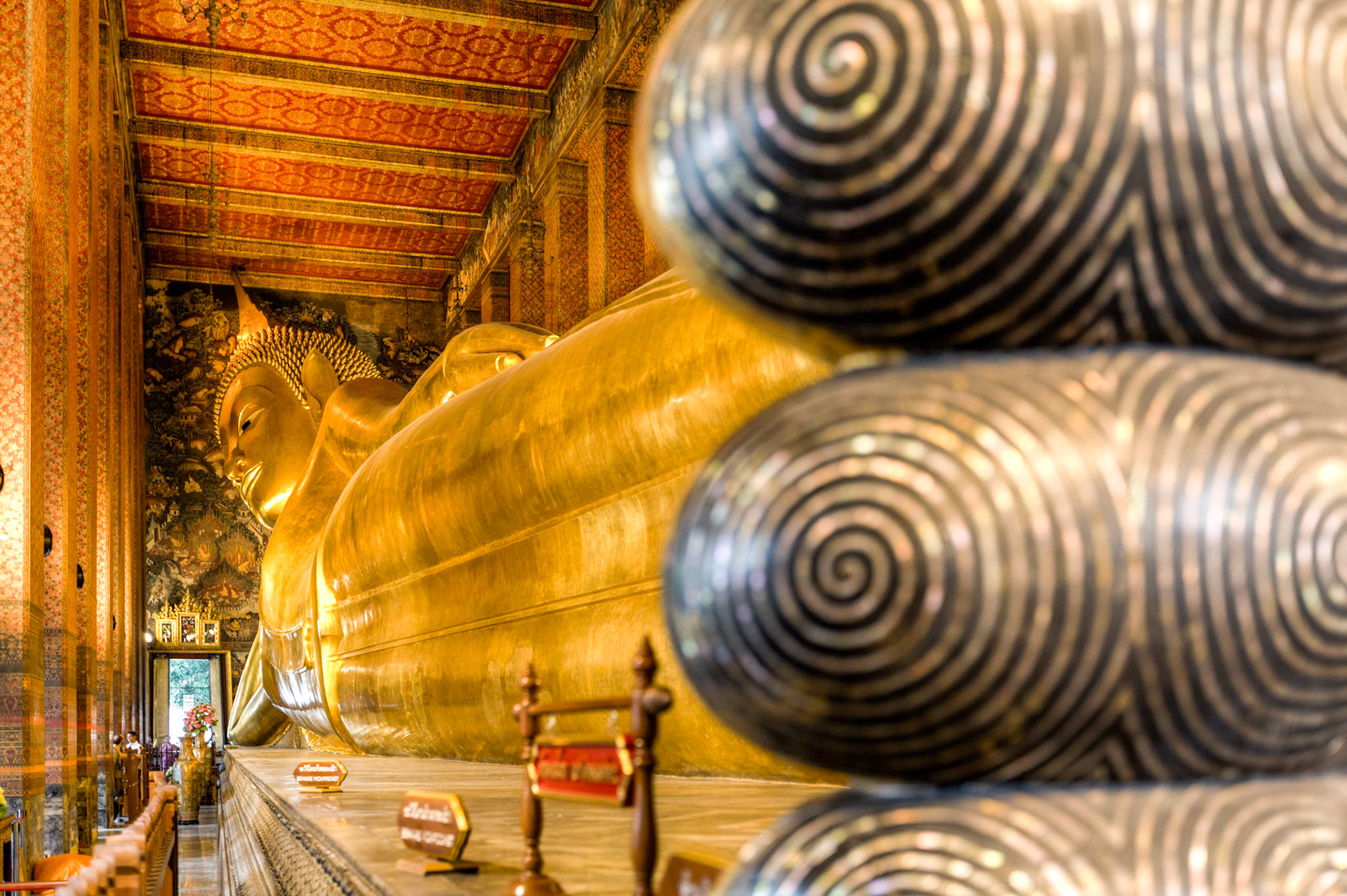 Here is the second largest leanning budda in Thialand gleamming in gold at the Wat Pho temple