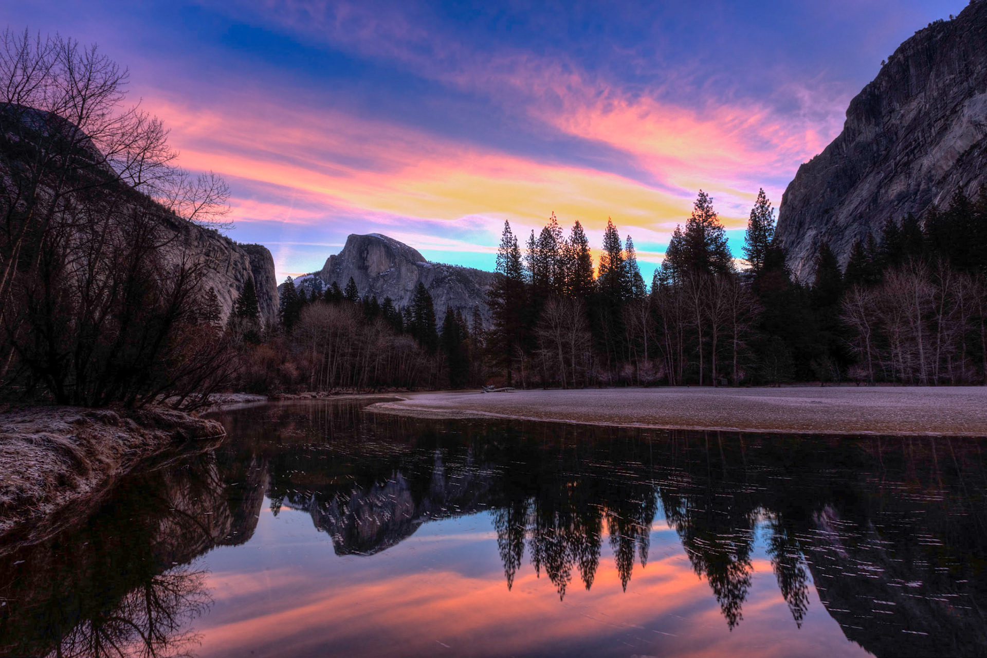 Near the House Keeping Camp on the other side of the Merced river you see Half Dome and the surrounding area refected in the river as it slowly flows downstream