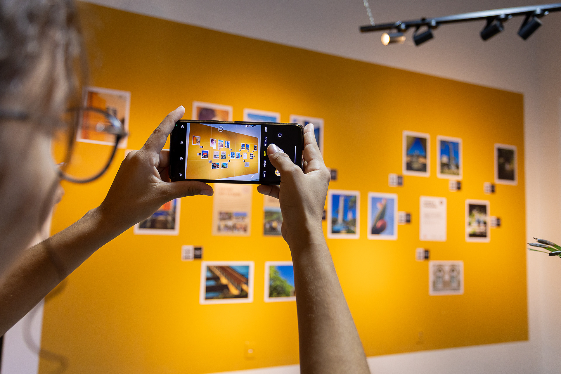 Visitante na exposição na Casa de Cultura
