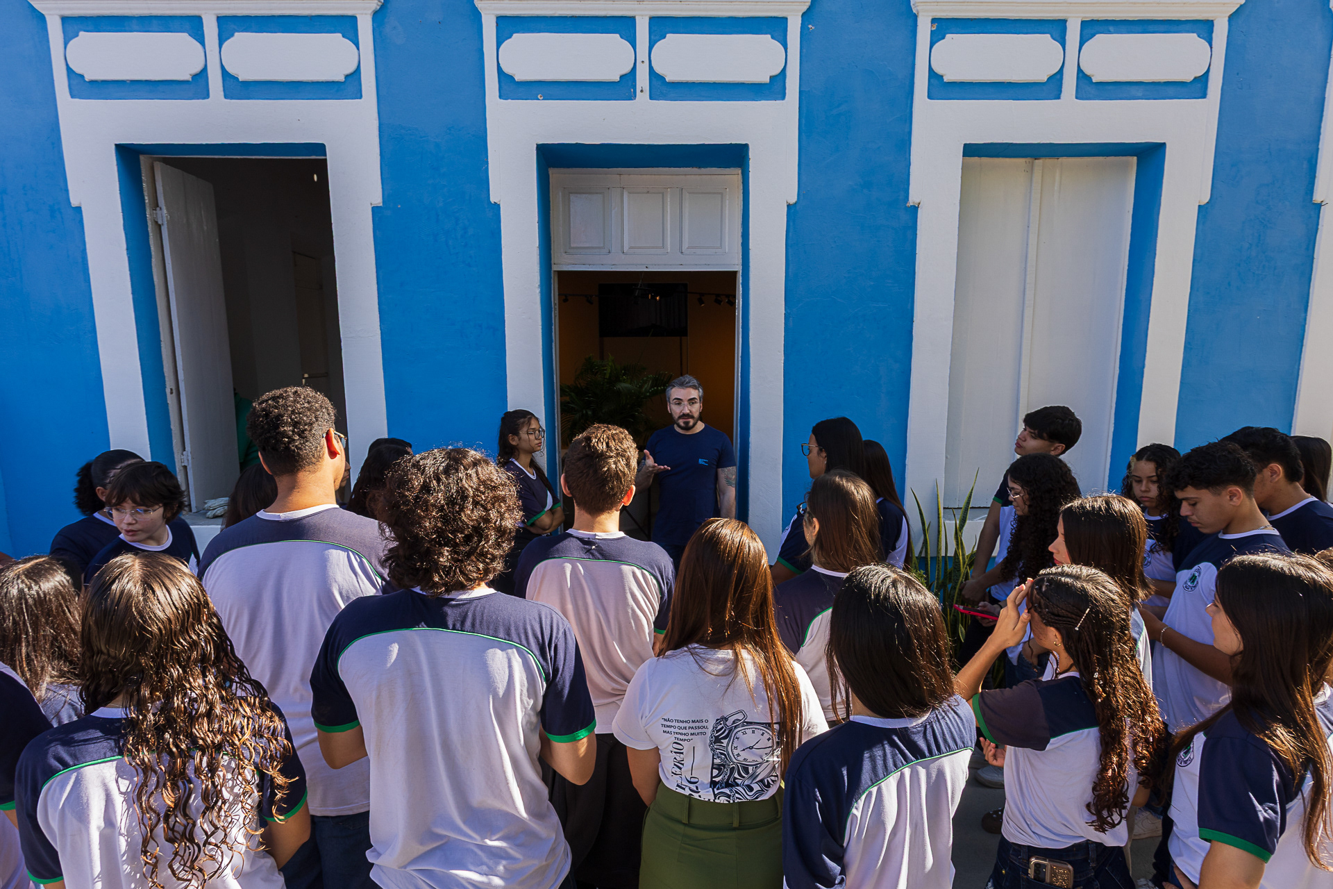 Professor Victor Nascimento recebe alunos na exposição