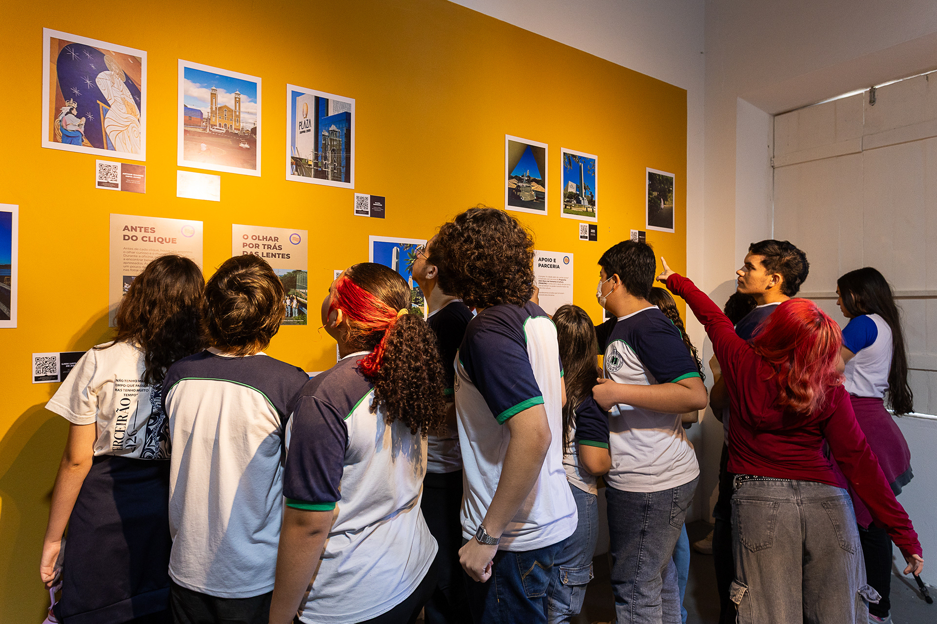 Estudantes em visita à exposição na Casa de Cultura