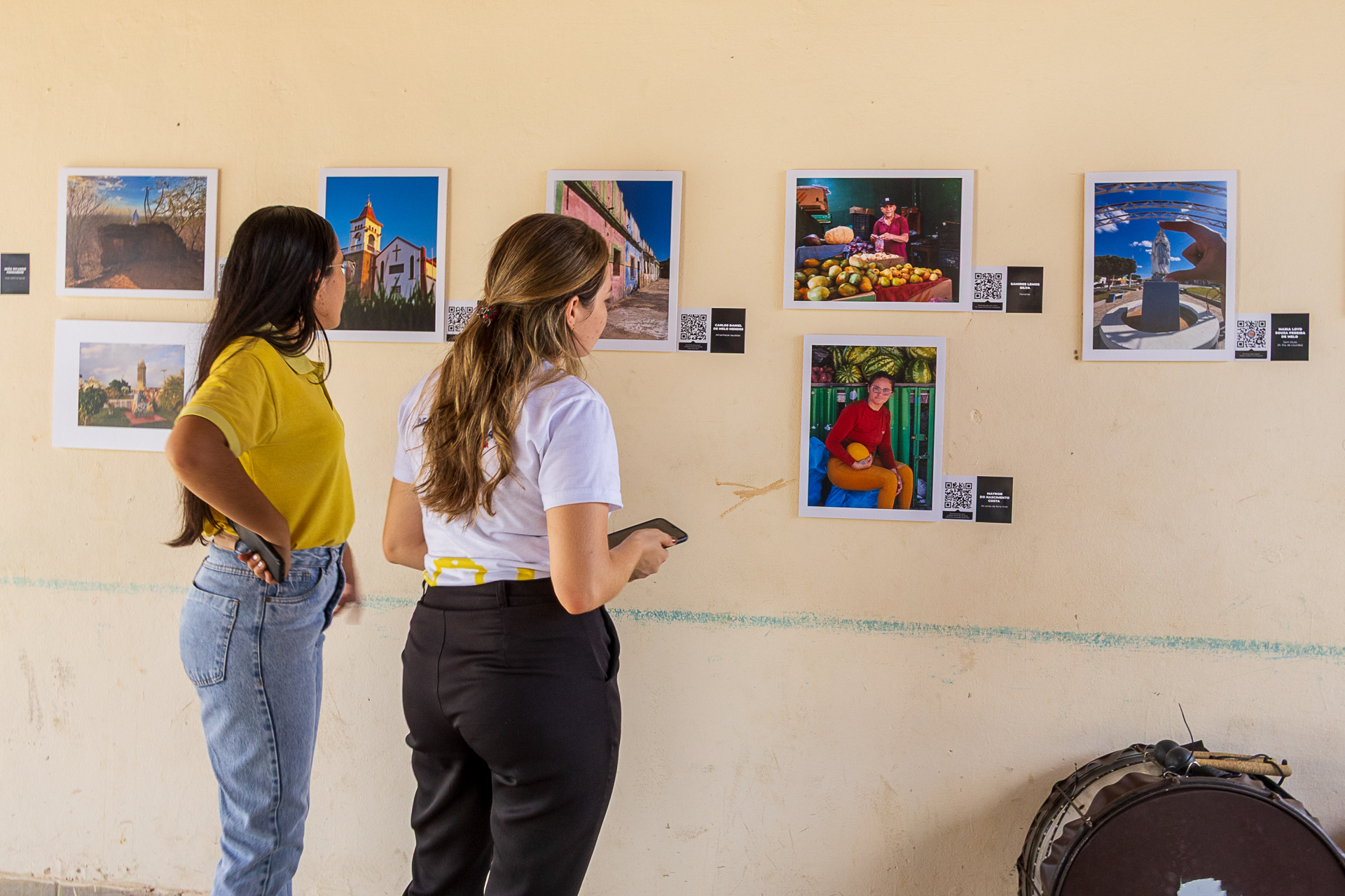 Exposição em Ipanguaçu com fotos dos alunos do projeto "A cidade além do cartão-postal"