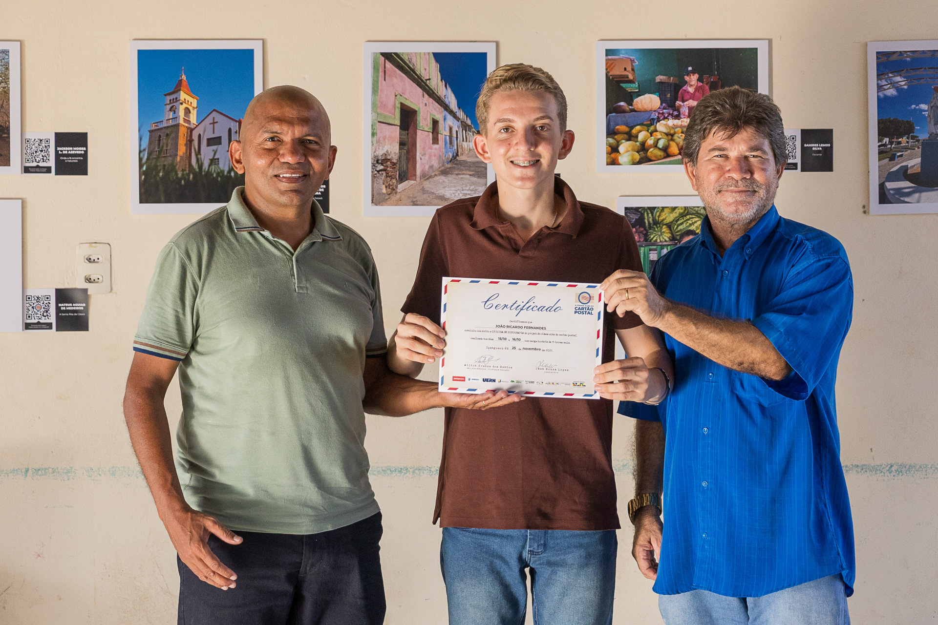 Entrega do certificado ao aluno João