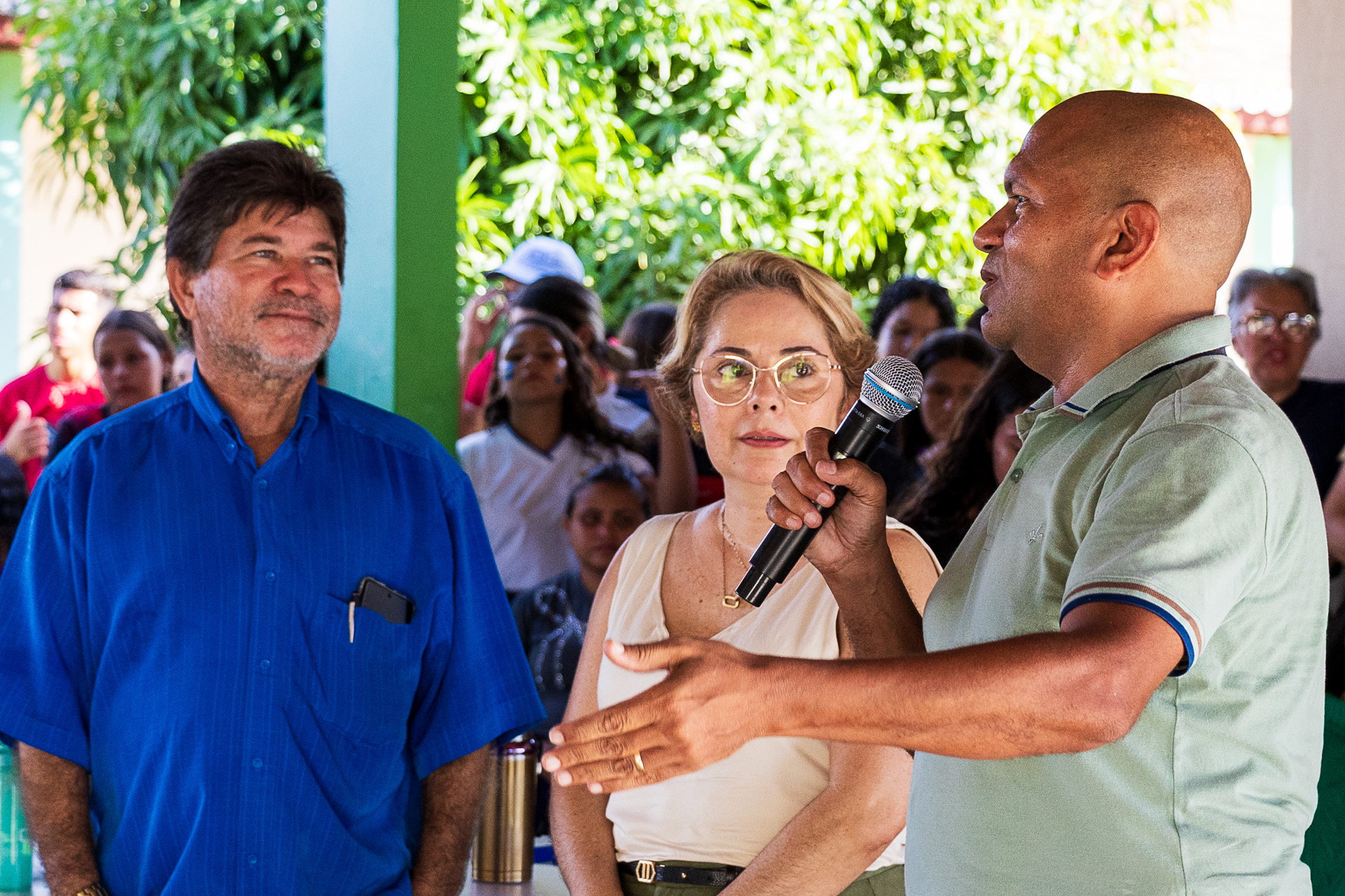 Jean Lopes fala na abertura da exposição, ao lado do secretário Ailton França e da diretora Roberta
