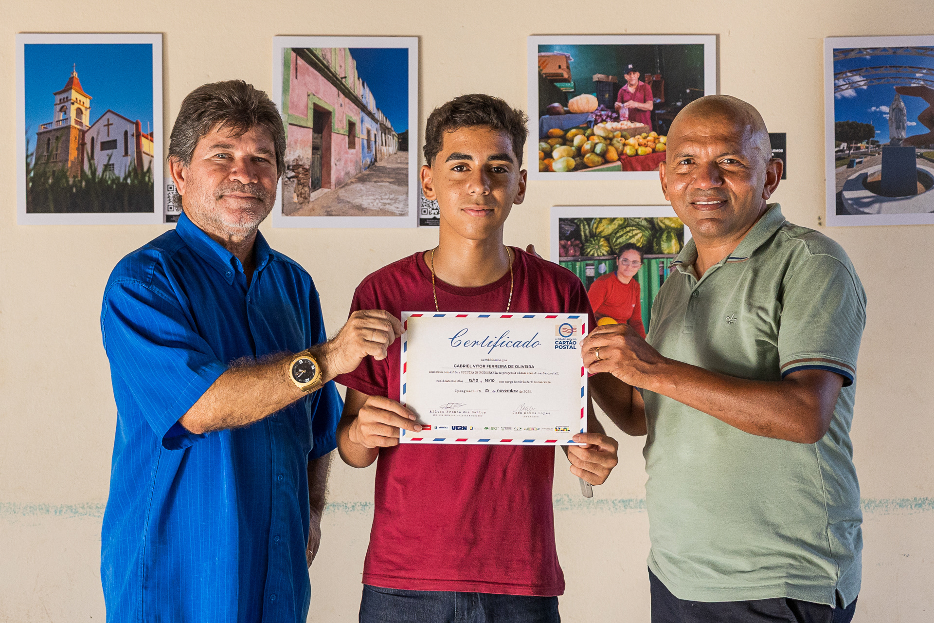 Aluno Gabriel recebe certificado