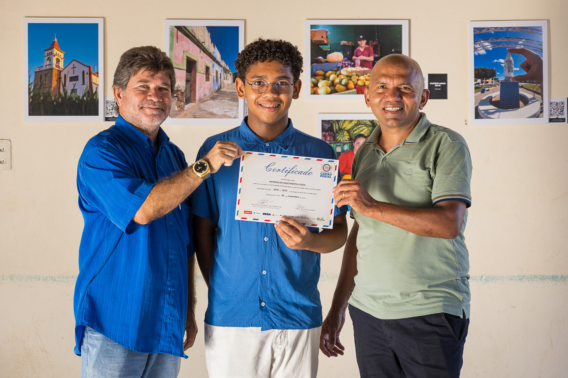 Entrega do certificado ao aluno Mayron