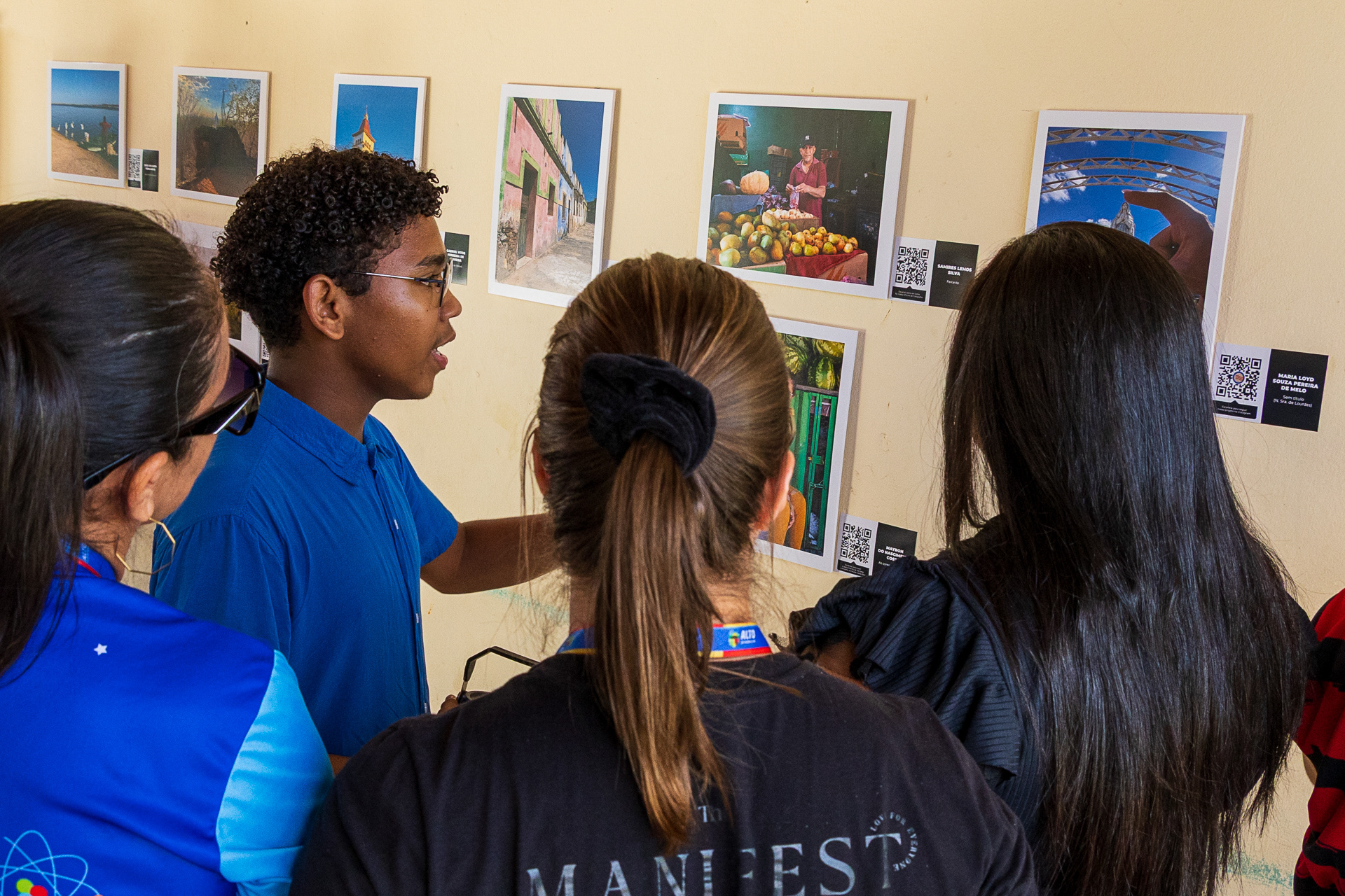 Aluno Mayron em diálogo com visitantes na abertura da exposição, que fica na Escola Municipal Prof. Francisca da Salete Ribeiro Barreto até o dia 28/11/2025