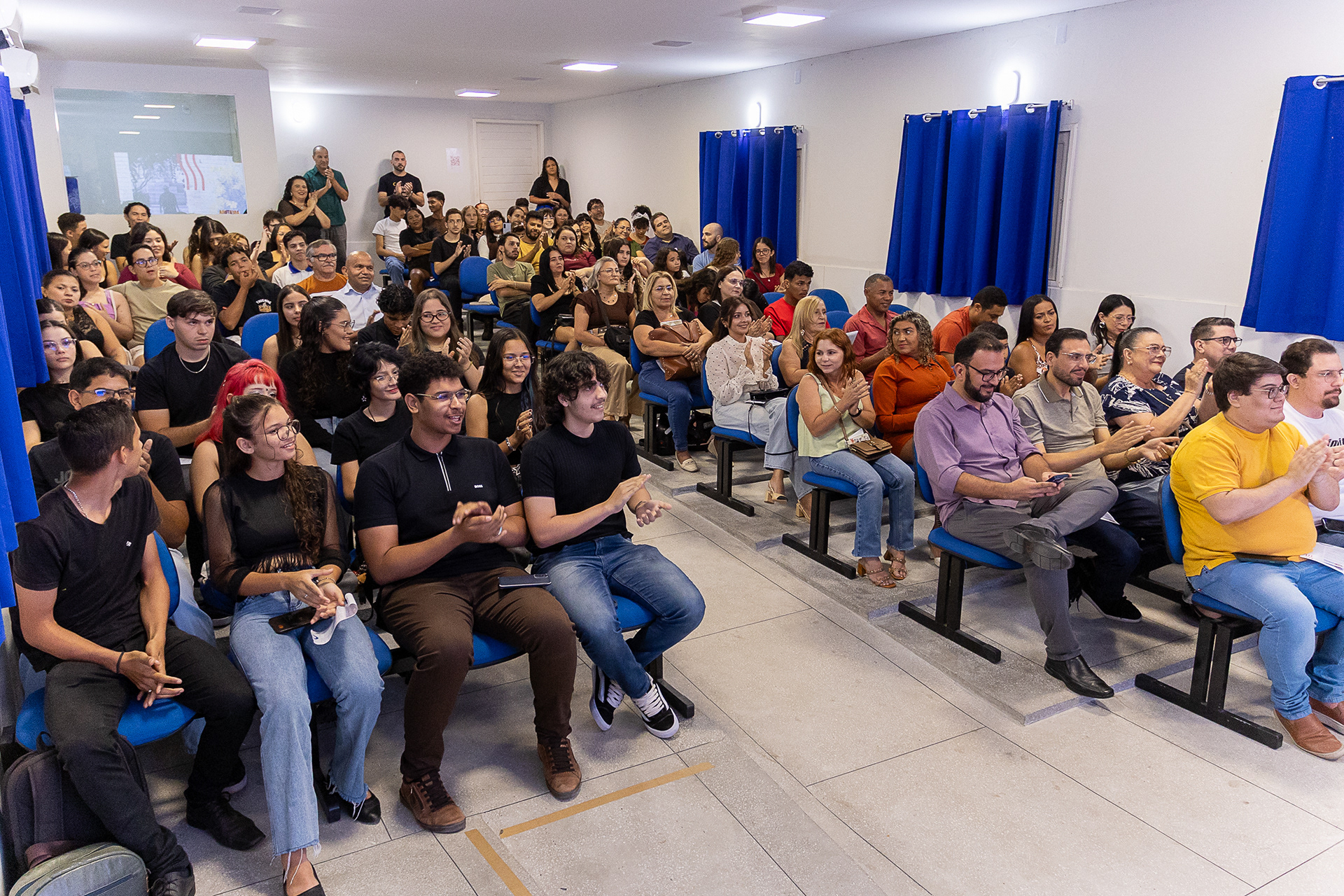 Casa lotada na abertura da exposição Ä cidade além do cartão-postal"