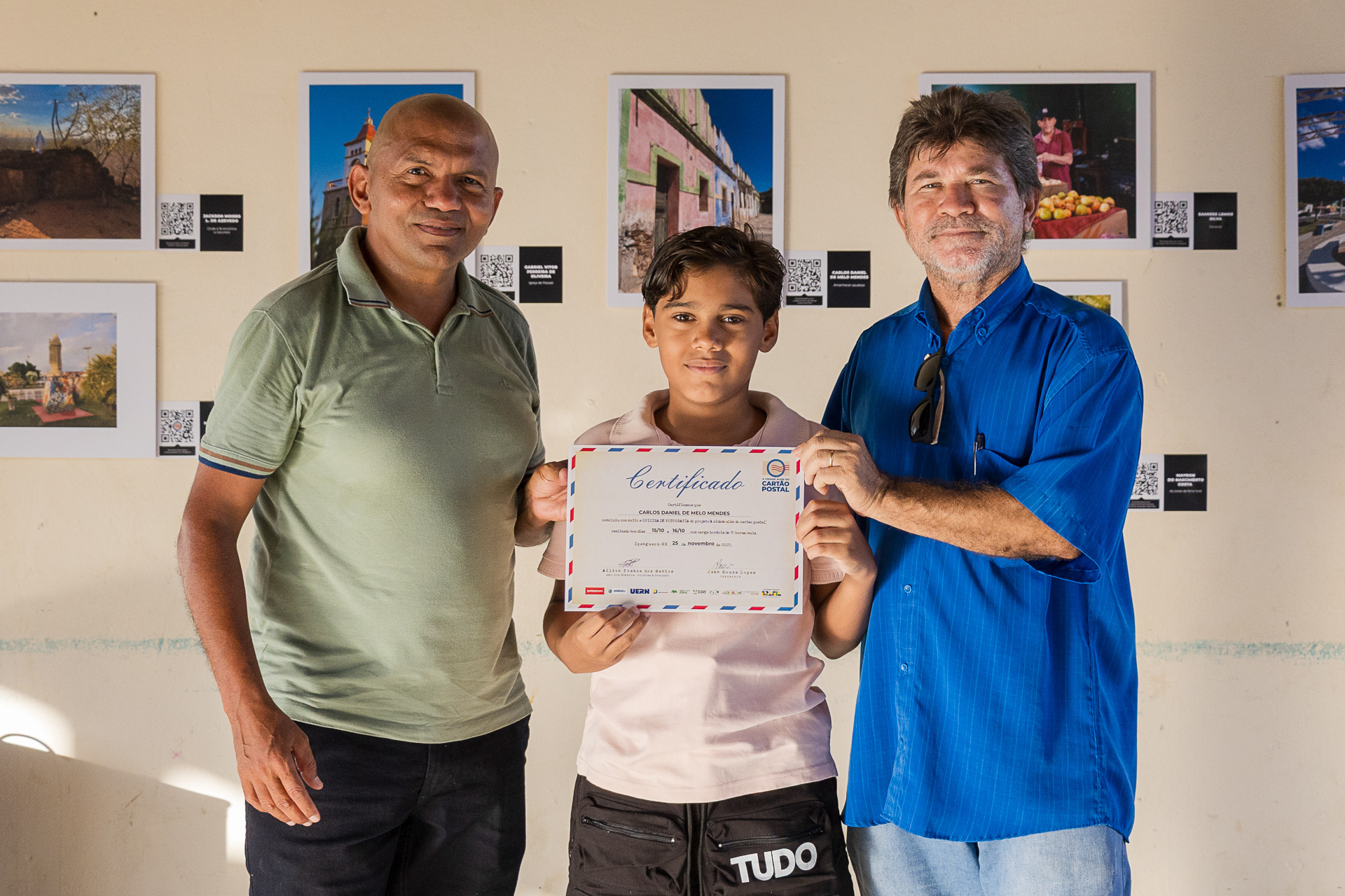 Aluno Daniel recebe certificado 