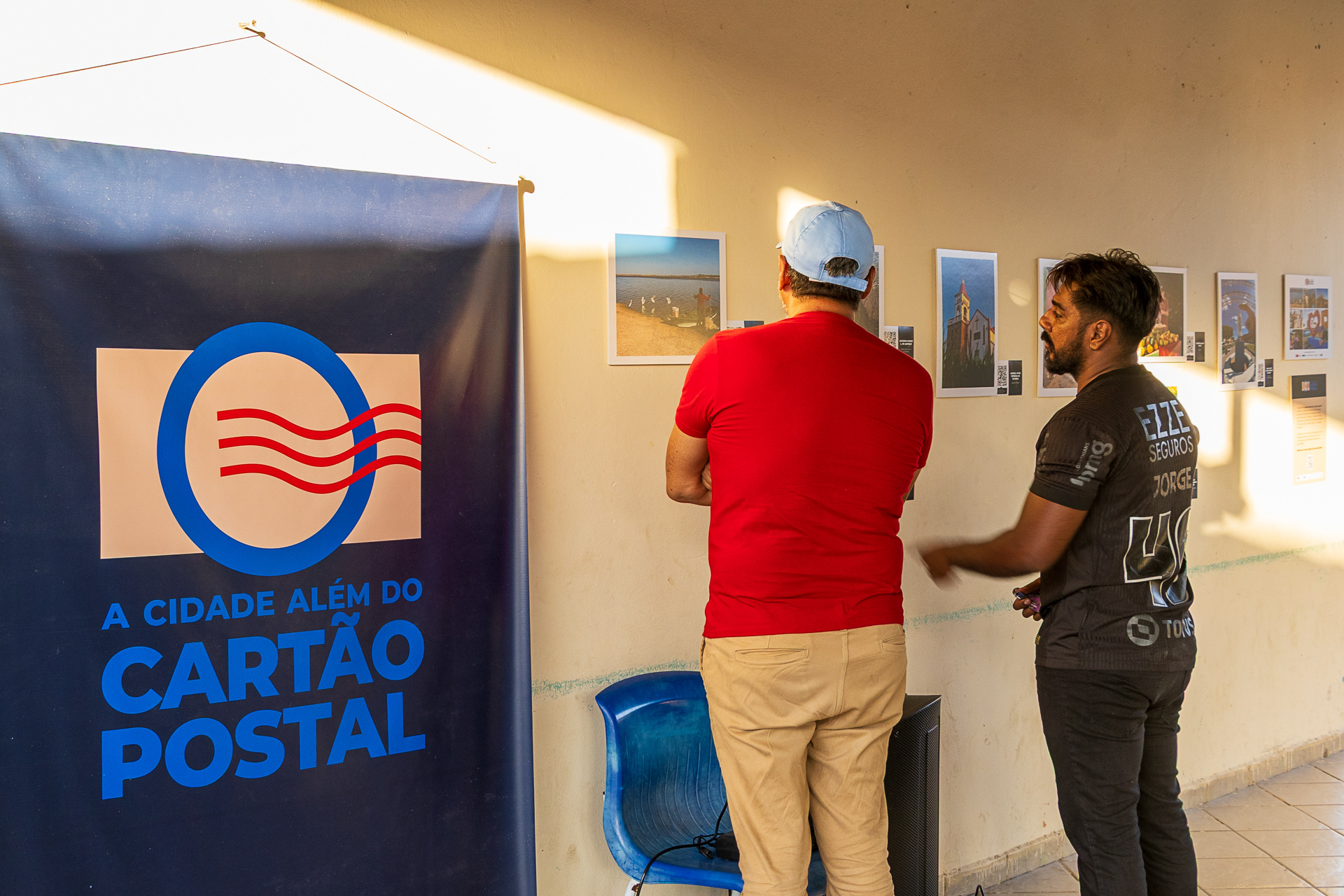 Professores da Escola Municipal Prof. Francisca da Salete Ribeiro Barreto prestigiam a exposição