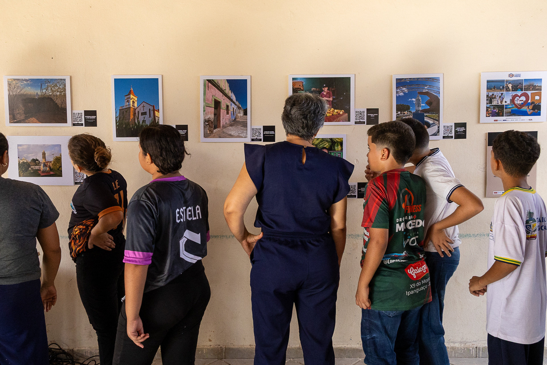 Alunos e professores da Escola Municipal Prof. Francisca da Salete Ribeiro Barreto prestigiam exposição, que fica em cartaz até o dia 28/11