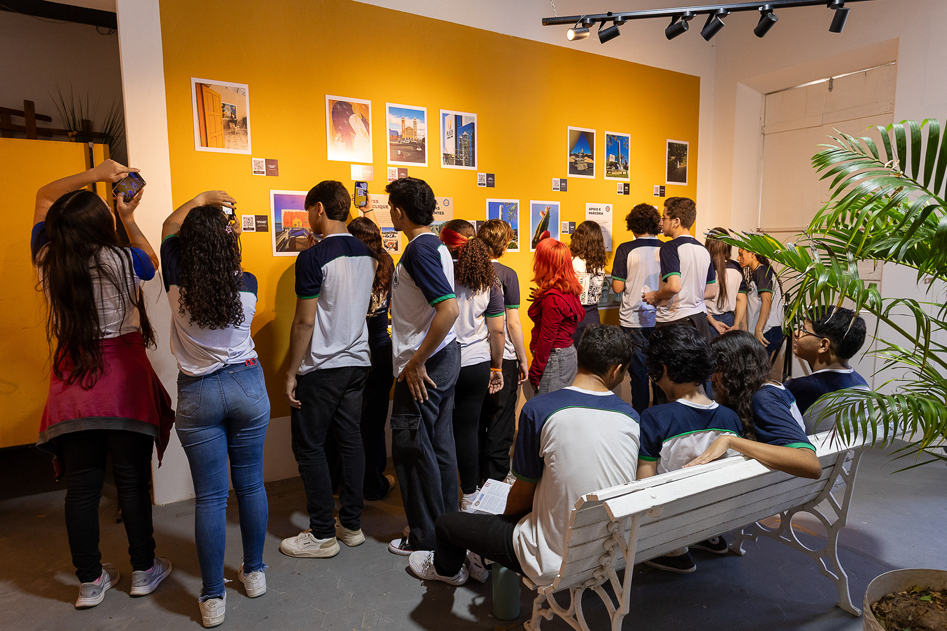 Estudantes em visita à exposição na Casa de Cultura