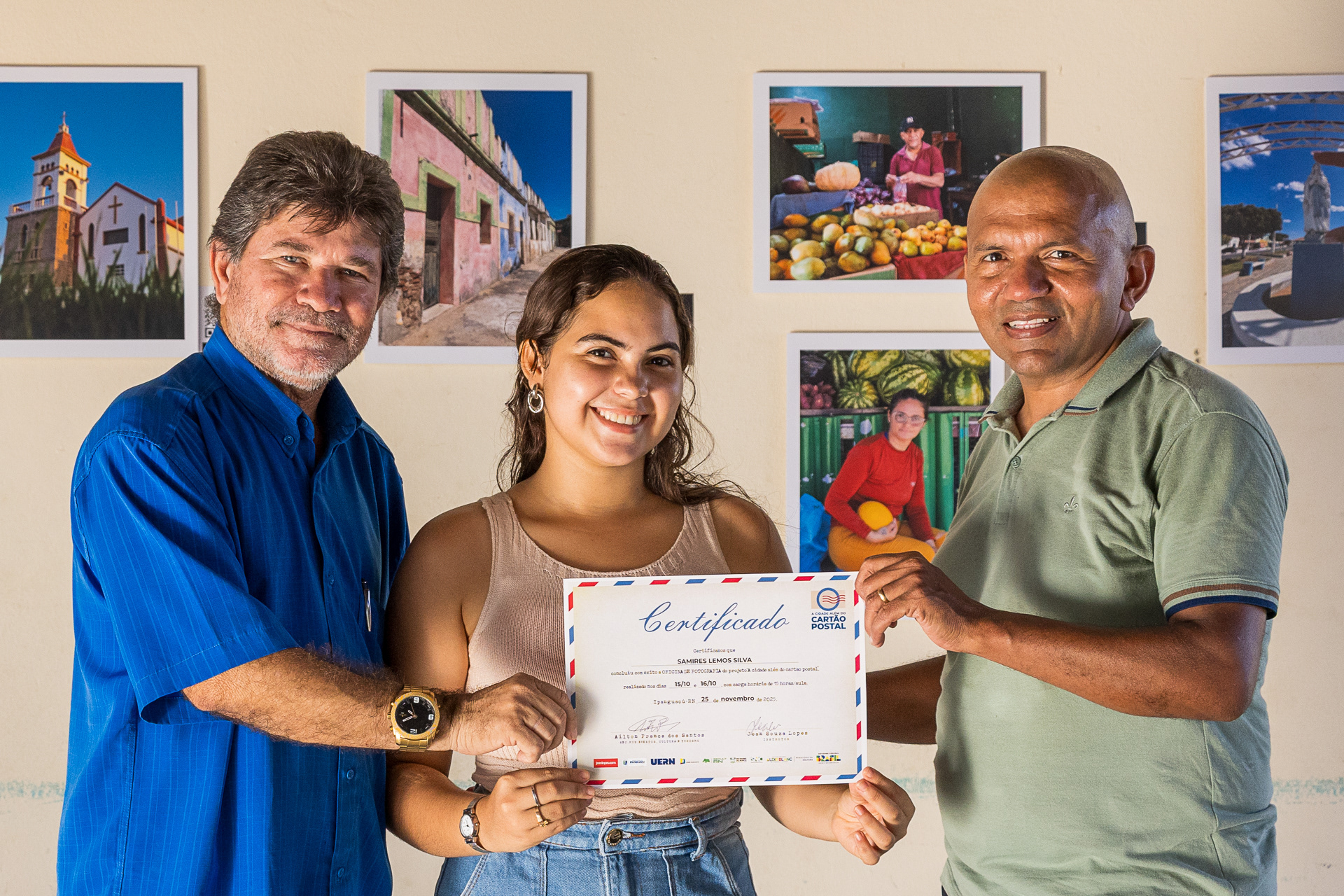 Aluna Samires recebe Certificado do secretário Ailton e do fotógrafo Jean Lopes
