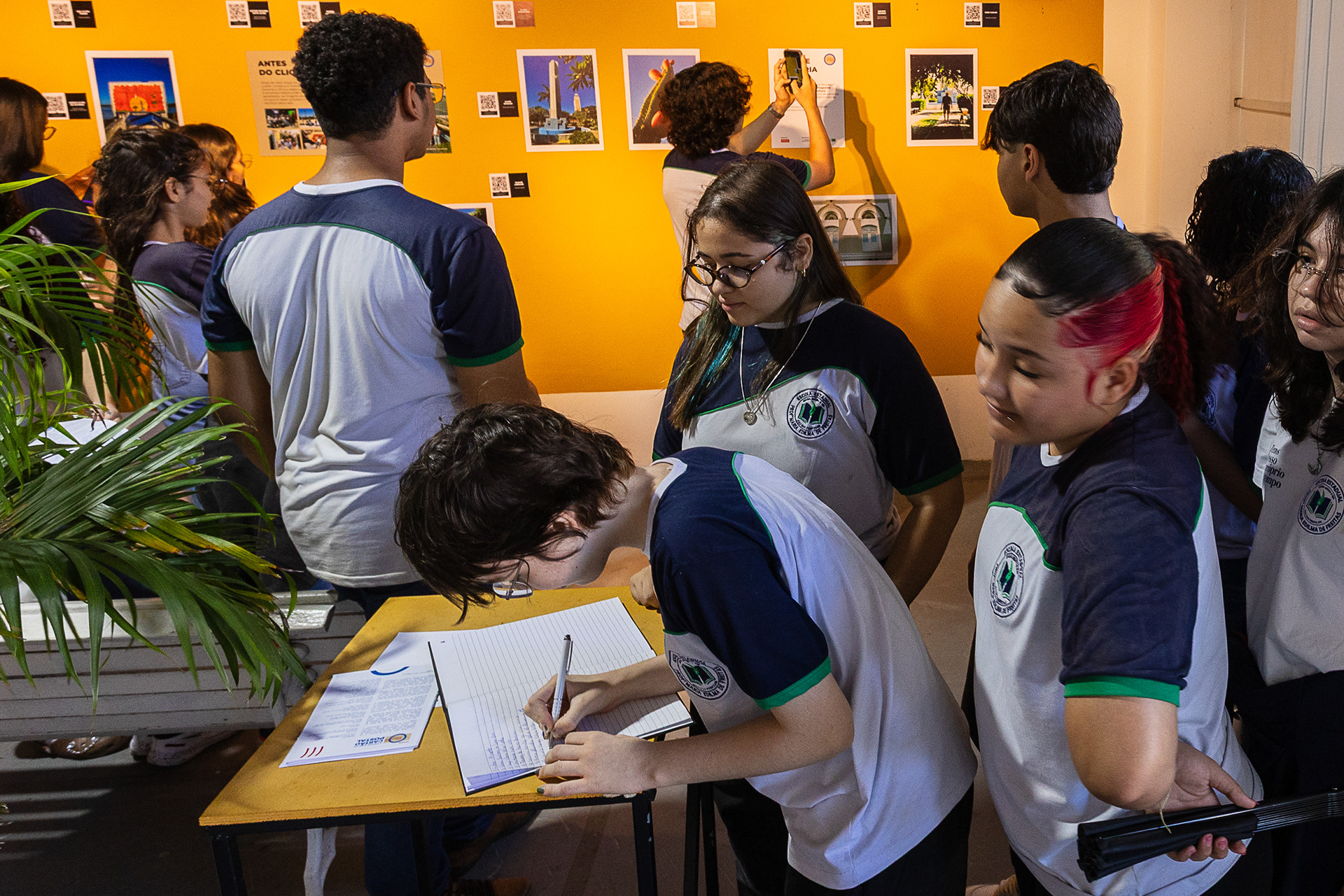 Estudantes em visita à exposição na Casa de Cultura