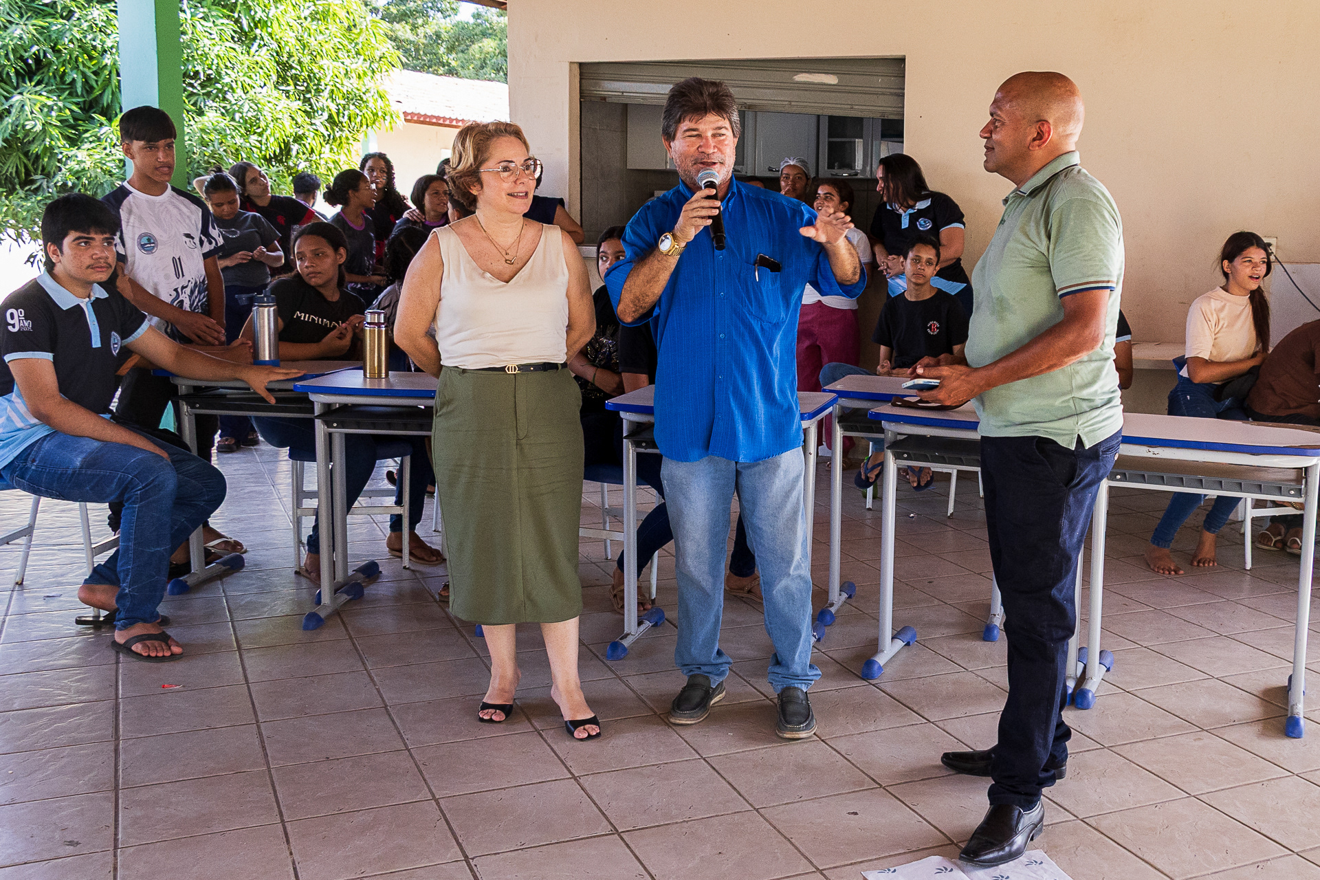 Secretário de Cultura Ailton França fala na abertura da exposição, acompanhado da diretora Roberta e do fotografo Jean Lopes