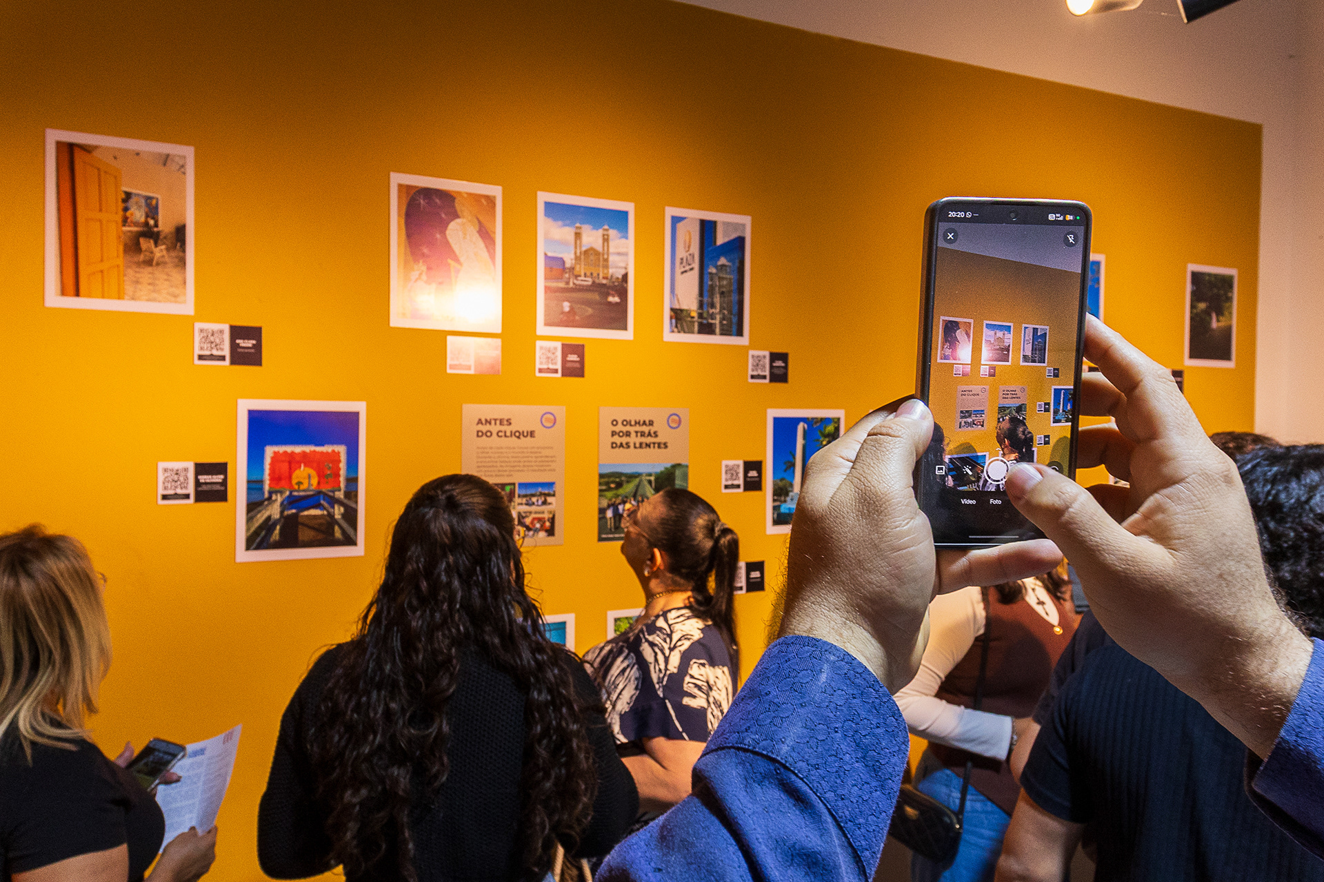 Visitante fotografa exposição