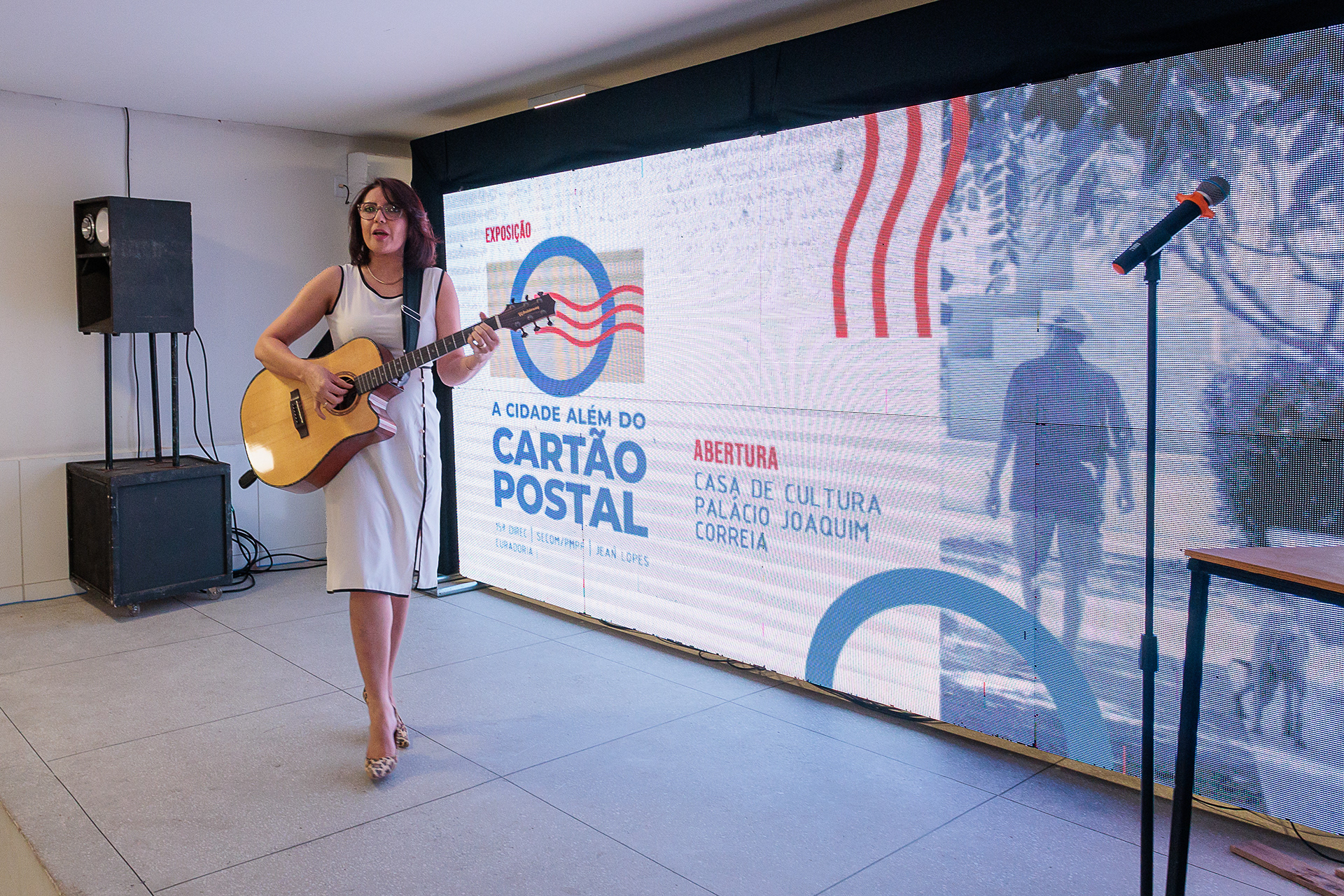 A cantora Diná Mendes – que também é servidora da Direc, canta na abertura da exposição