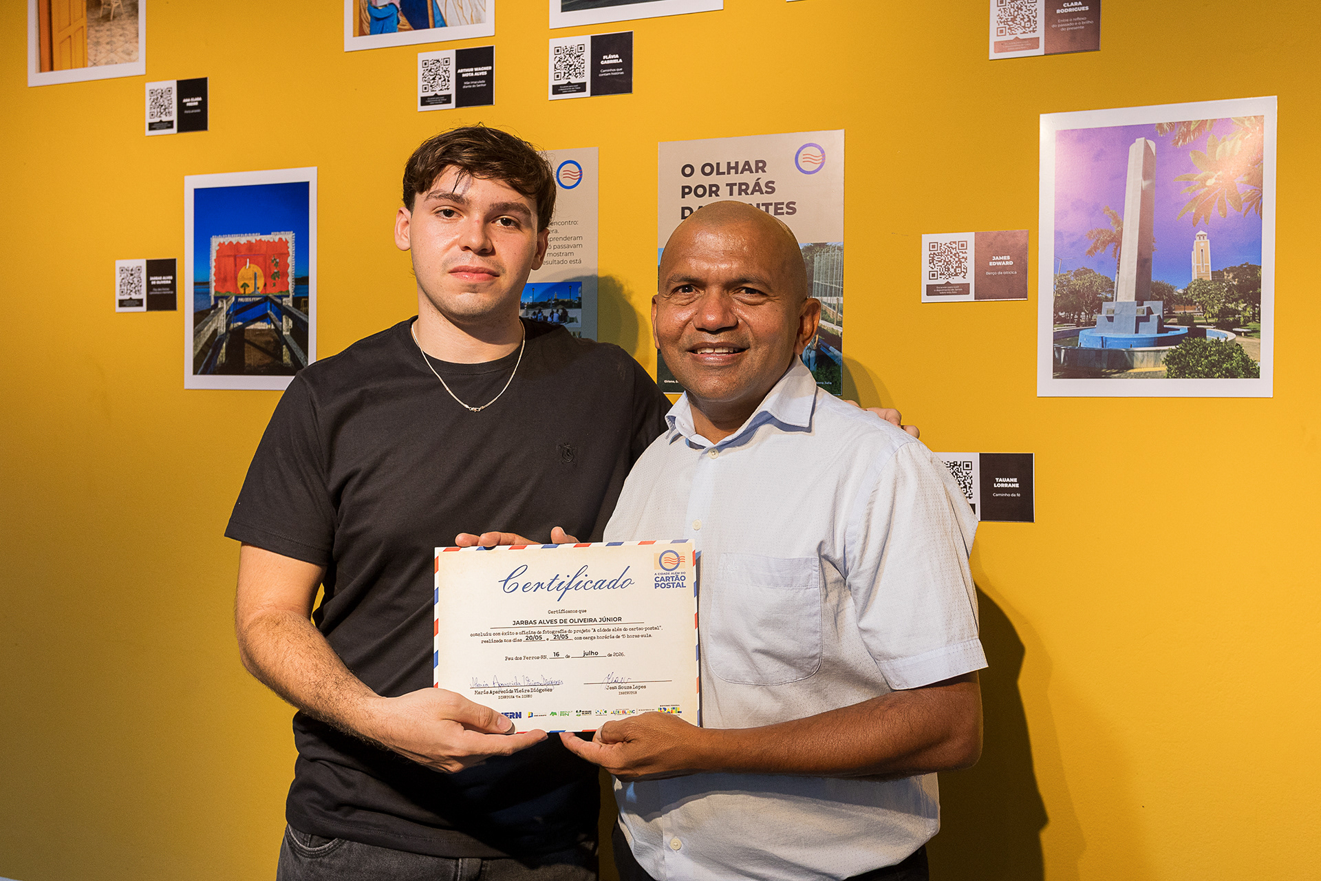 Jean Lopes e o aluno Jarbas posam com certificado